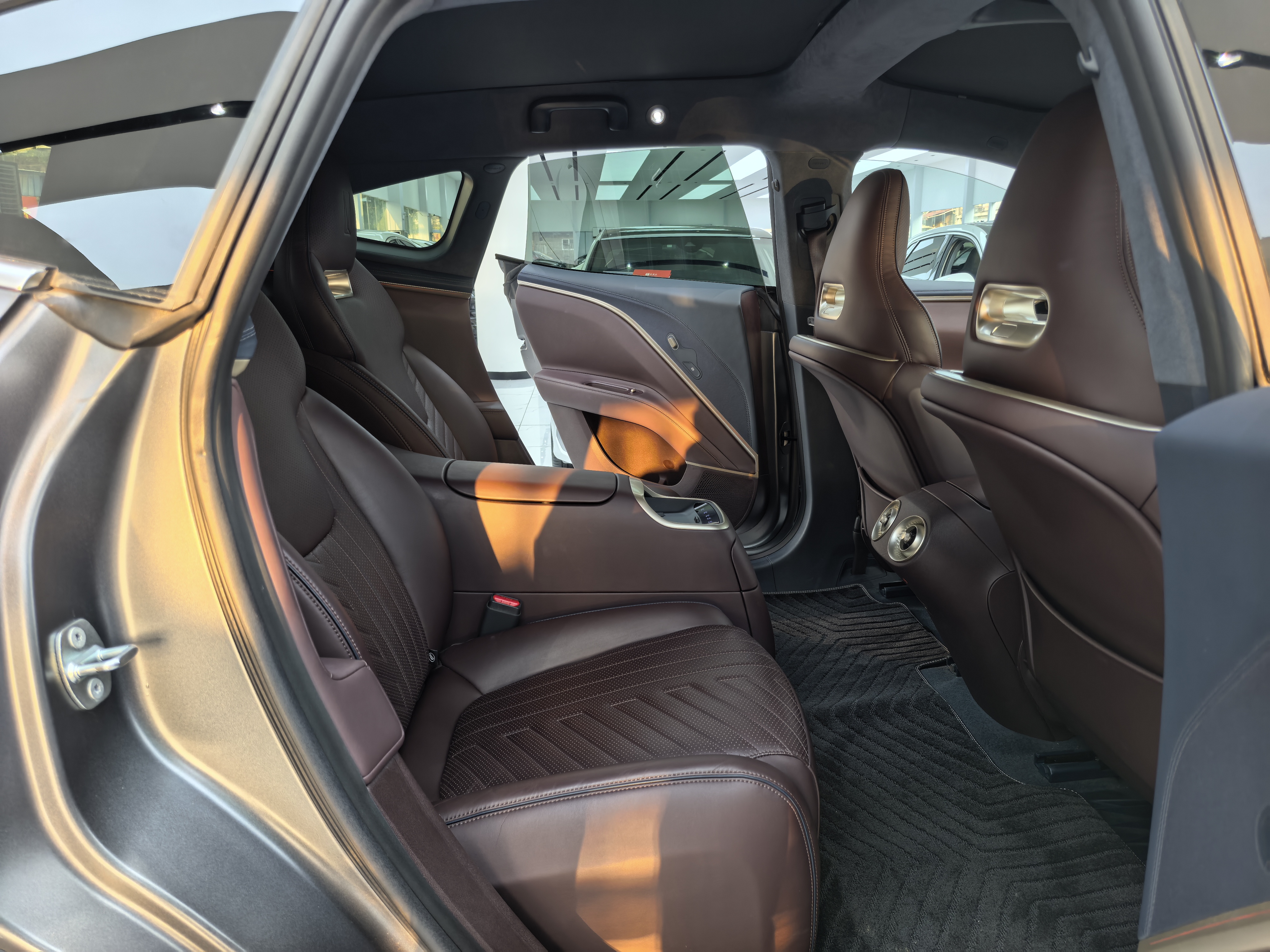 Avatr 11 2023 car image #12