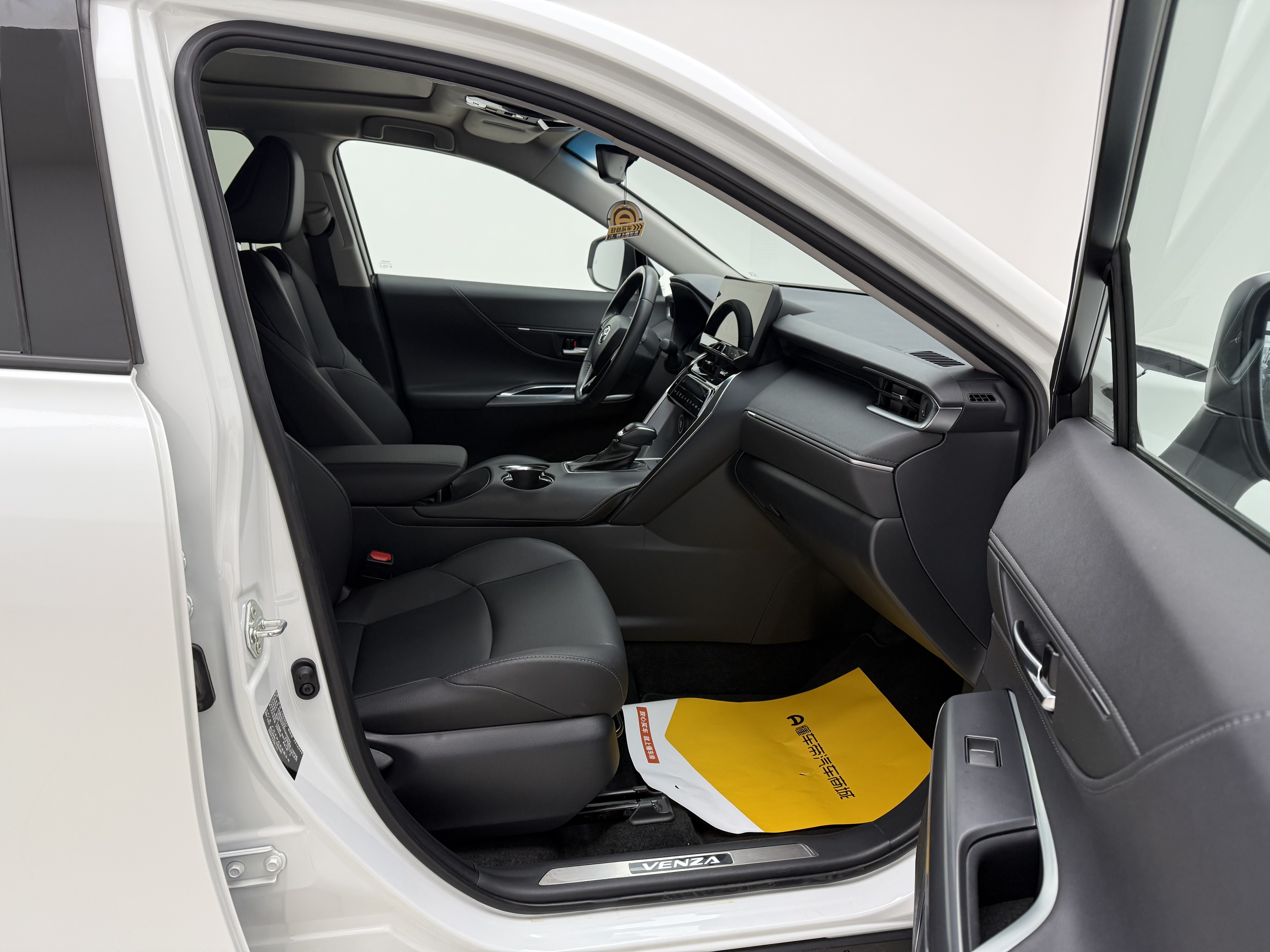 Toyota Venza 2024 صورة سيارة #12