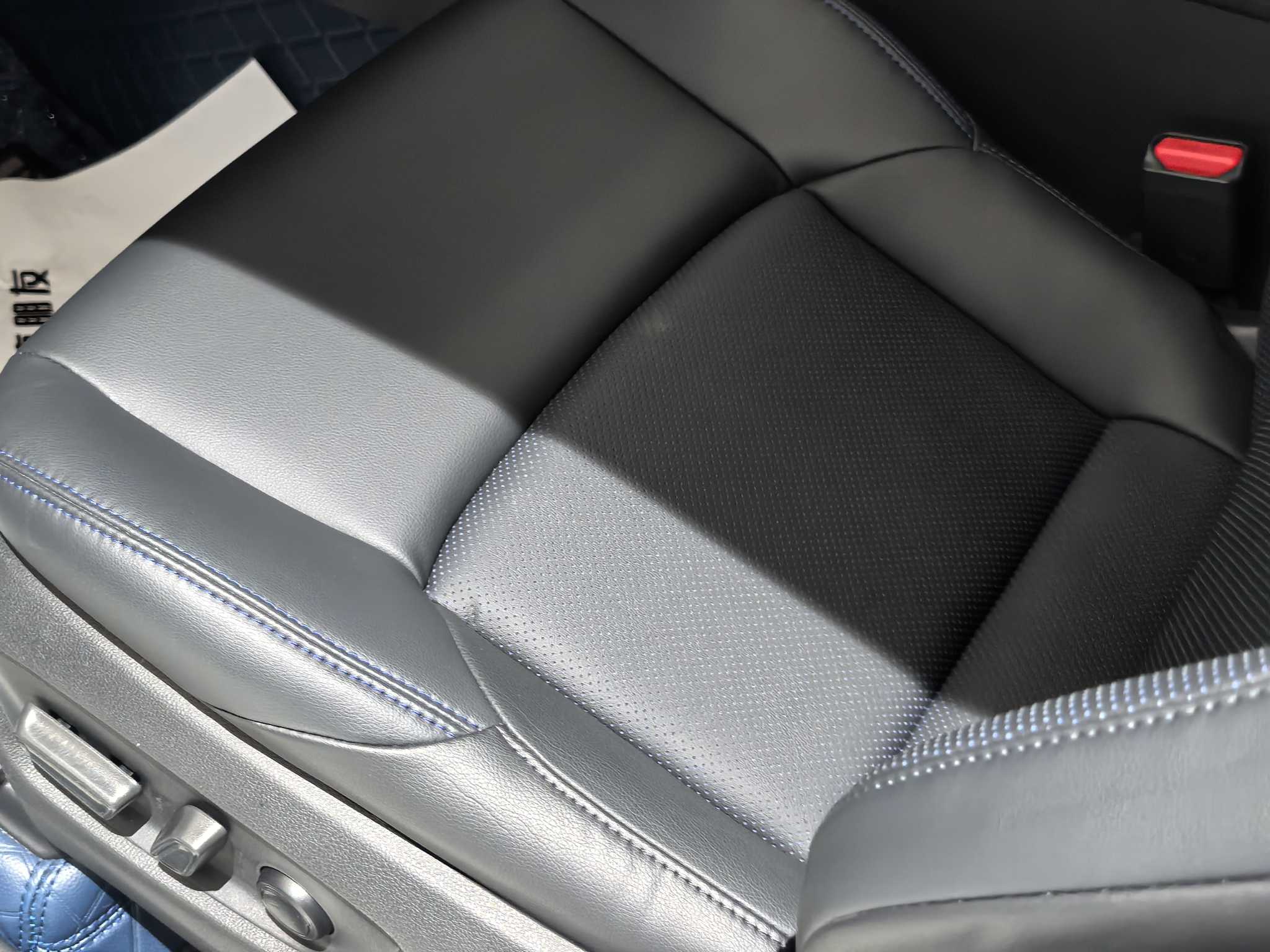 Toyota C-HR 2023 car image #12