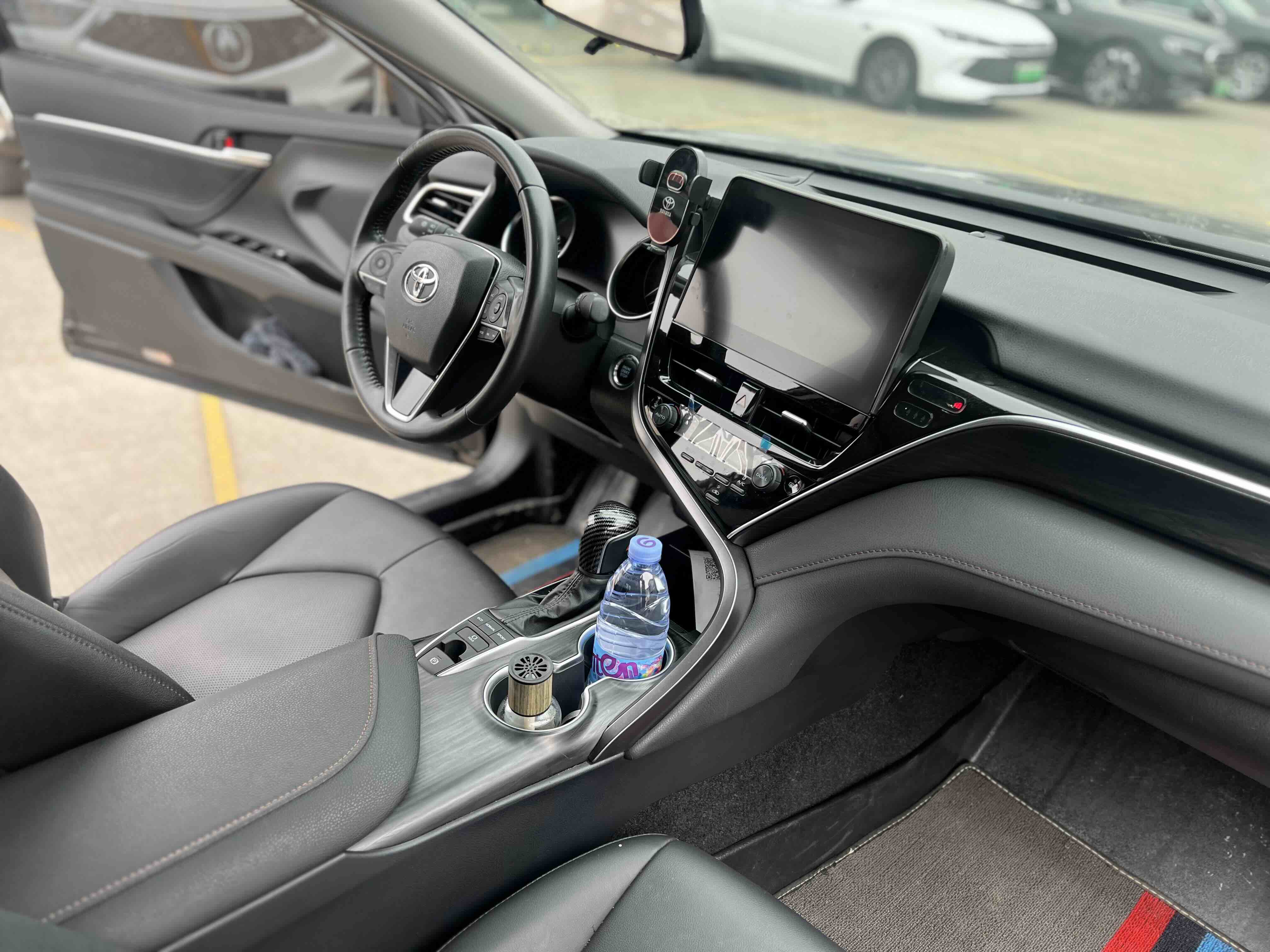 Toyota Camry 2023 immagine di auto #12