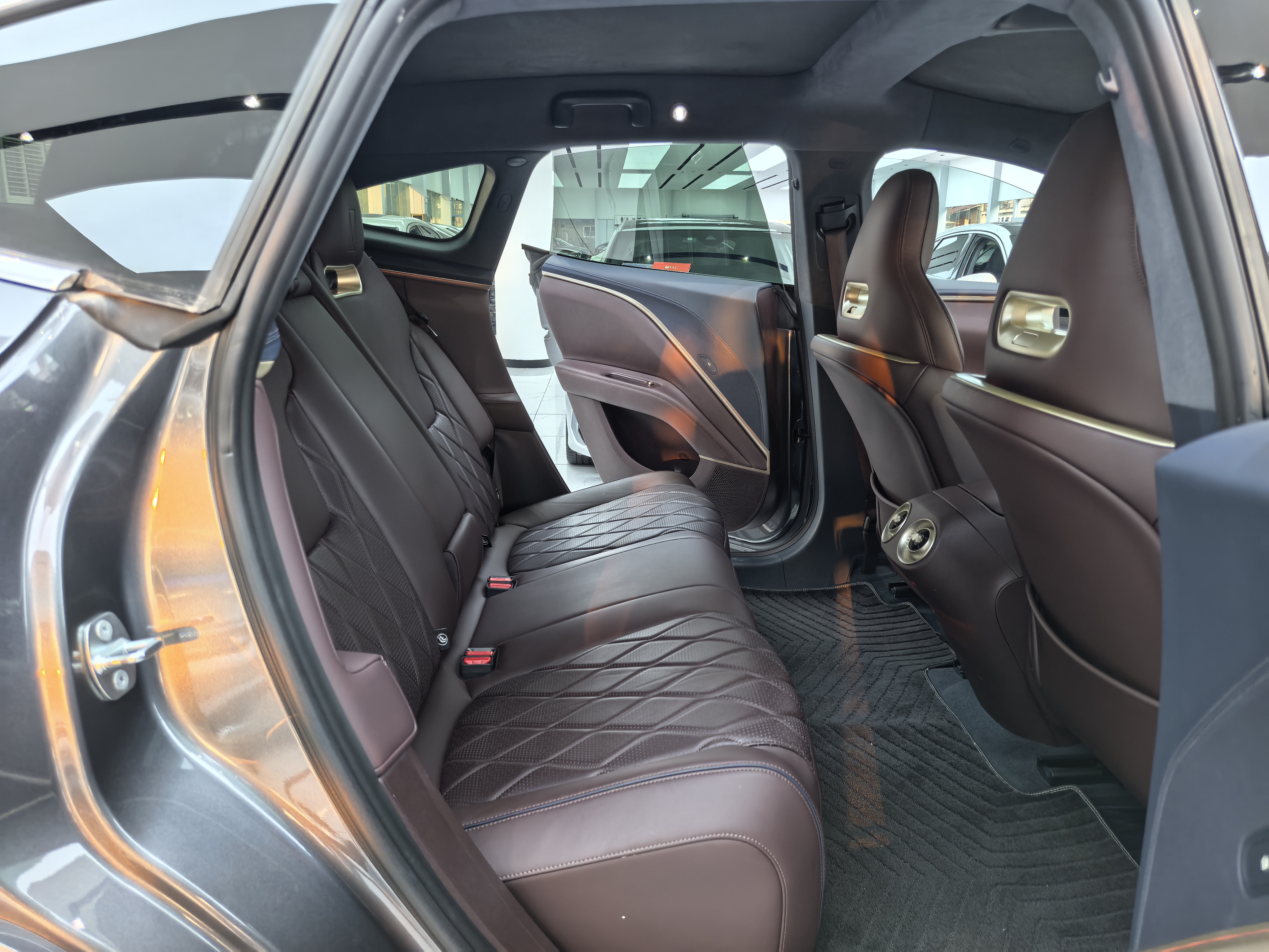 Avatr 11 2023 car image #12