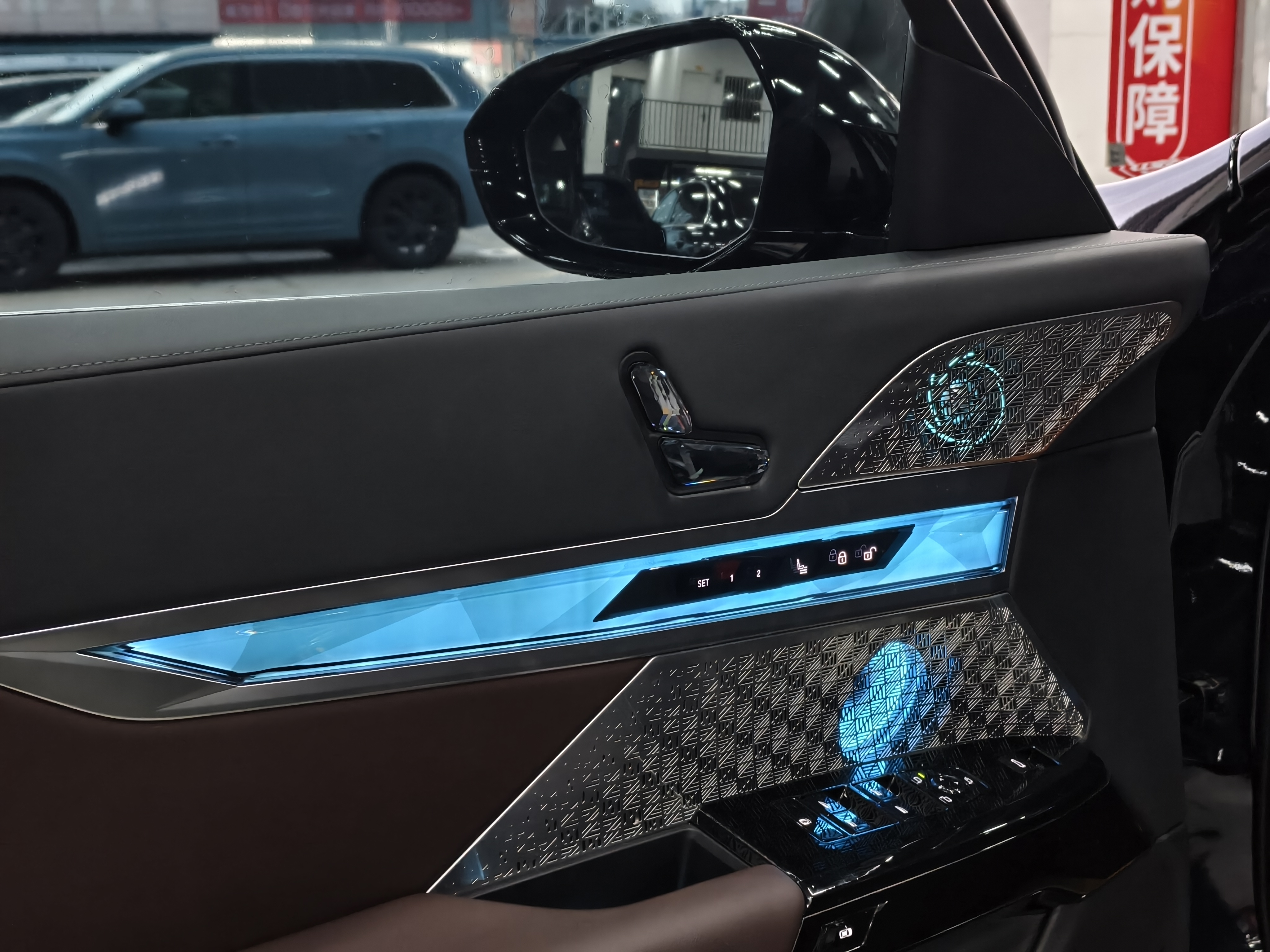 BMW i7 M70L 2024 car image #12