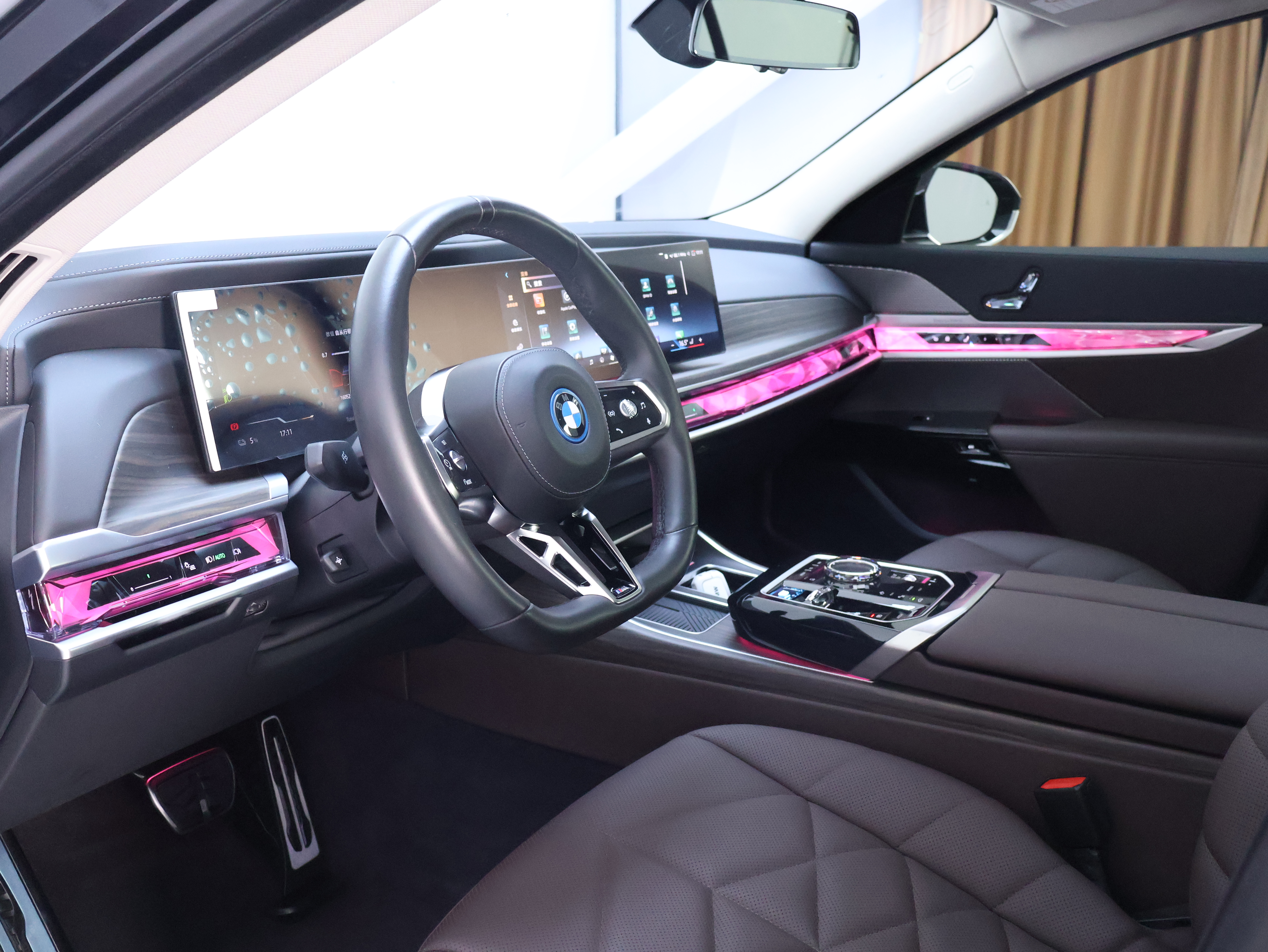 BMW i7 M70L 2024 car image #12