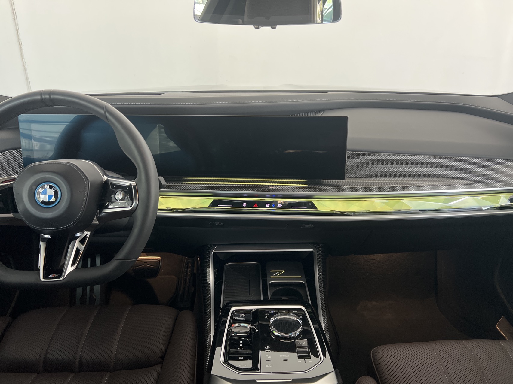BMW i7 M70L 2024 car image #12