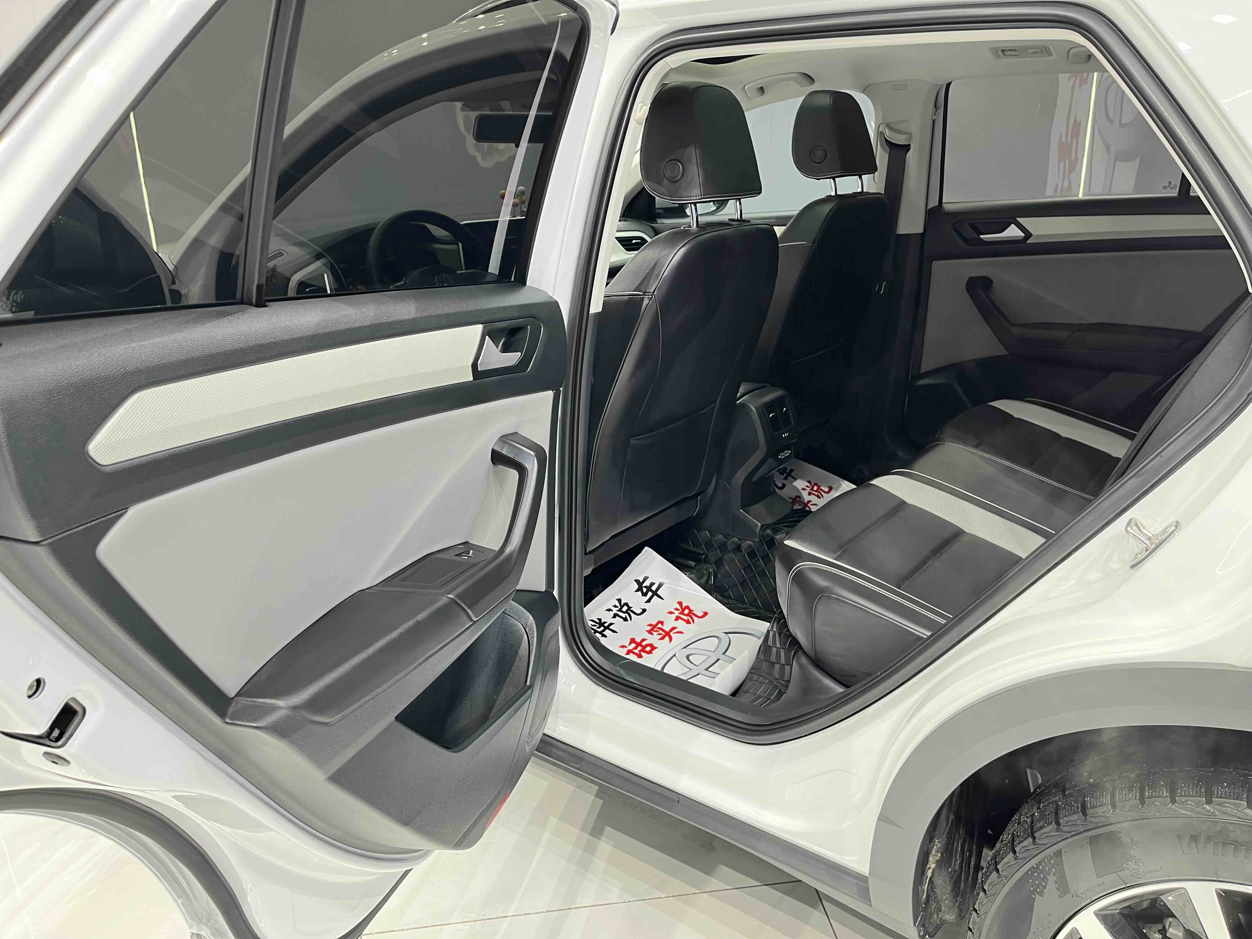 Volkswagen T-Roc 2024 car image #12