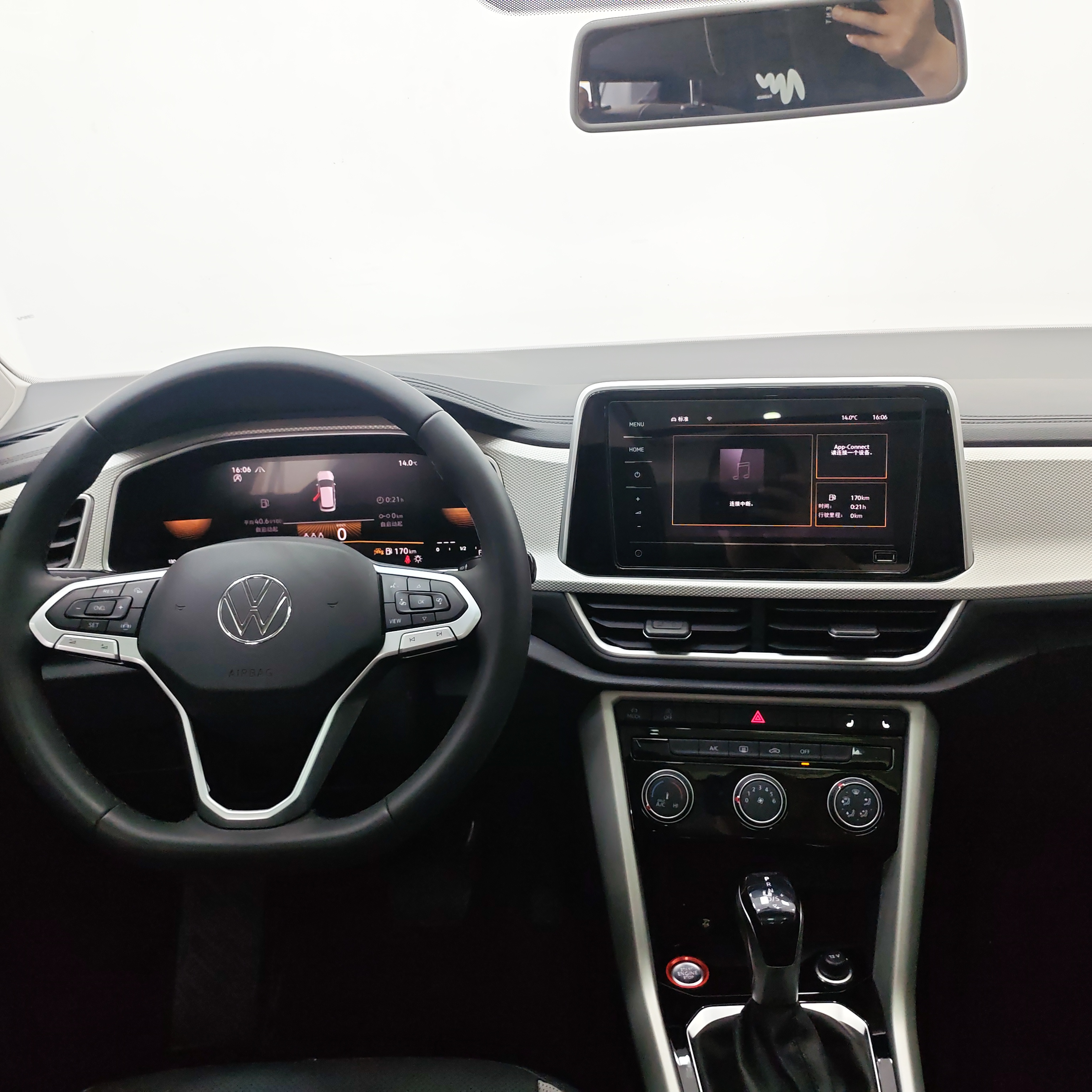 Volkswagen T-Roc 2023 car image #12