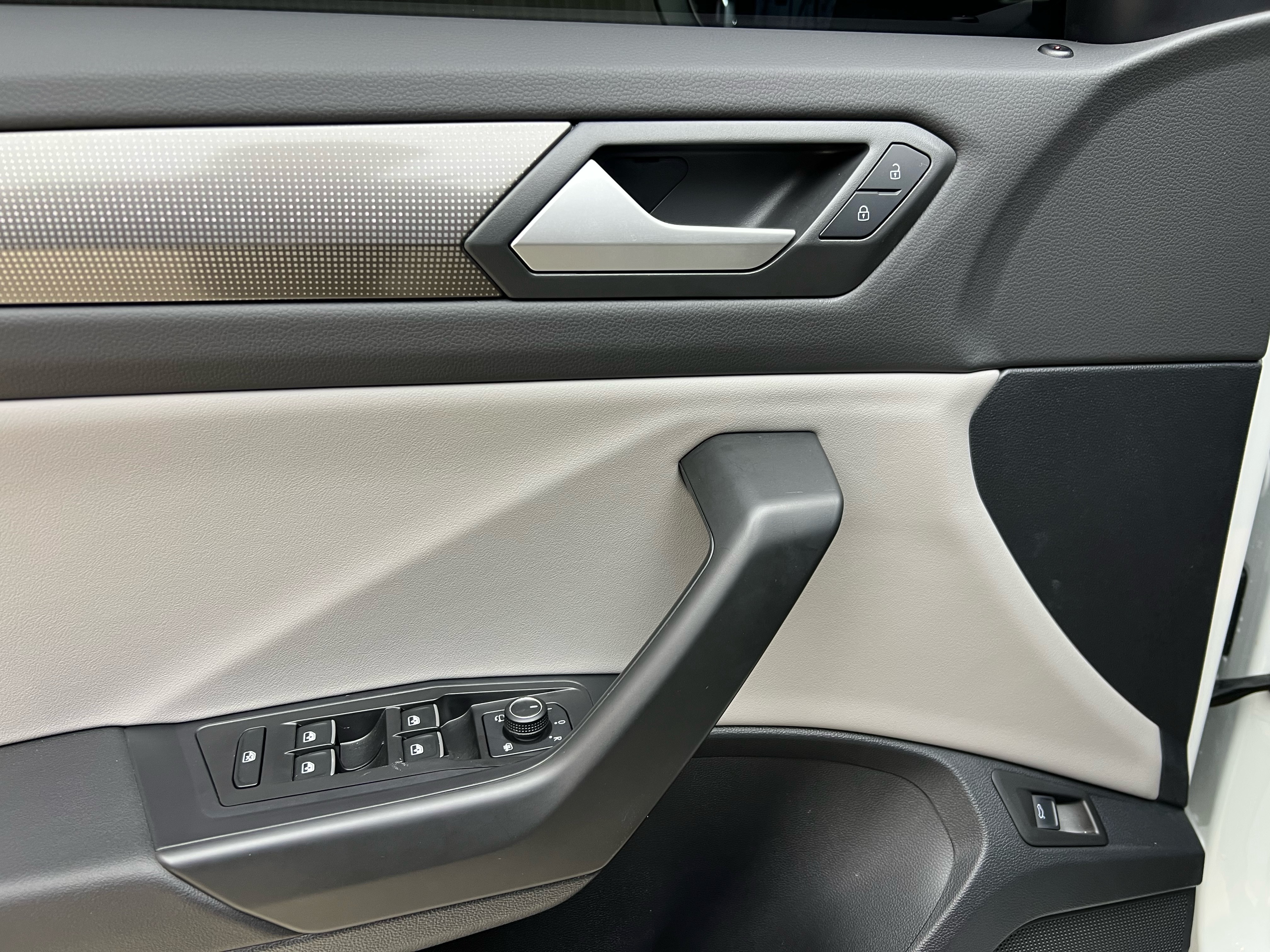 Volkswagen T-Roc 2023 car image #12