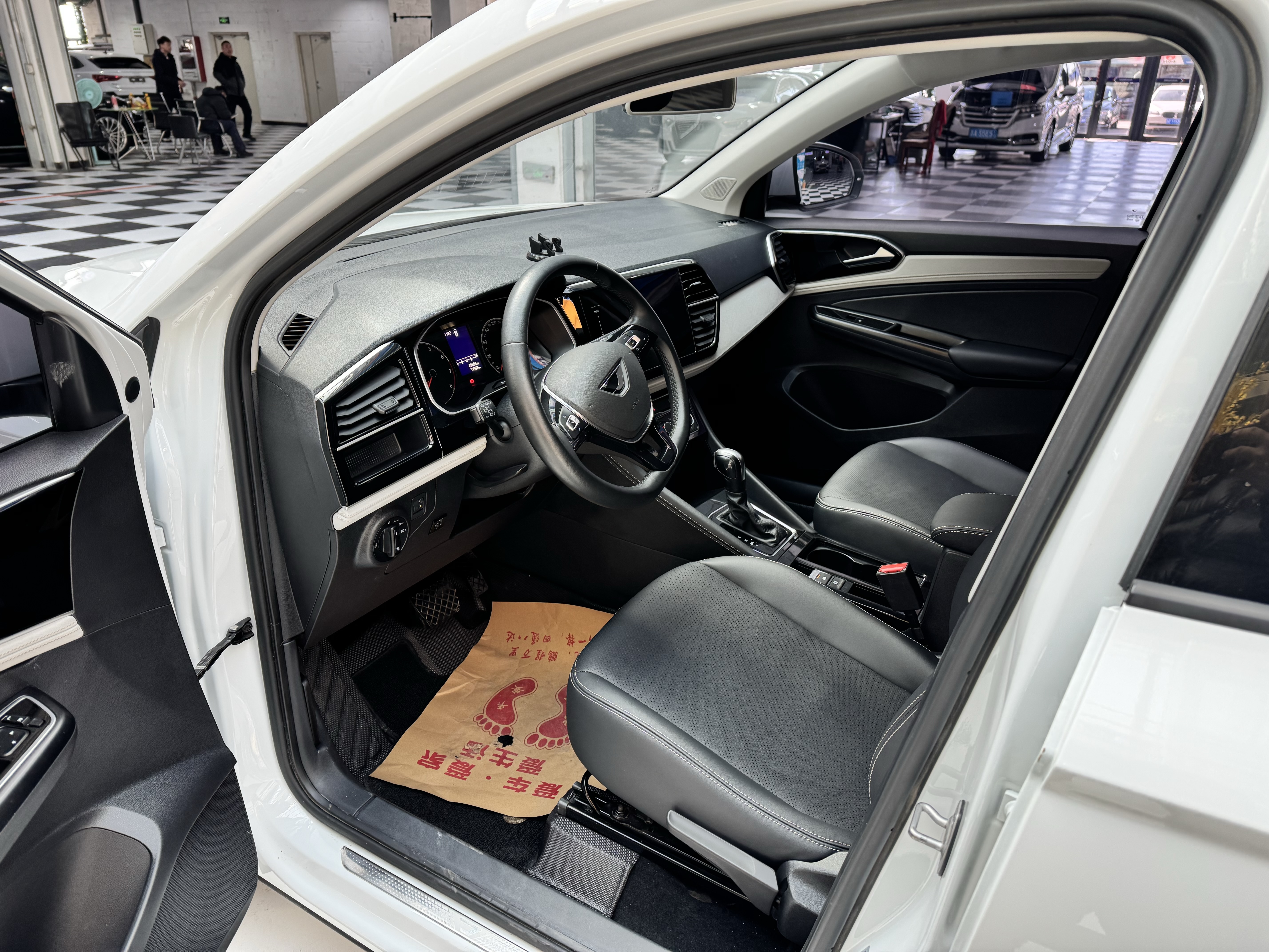 VS5 2023 car image #12