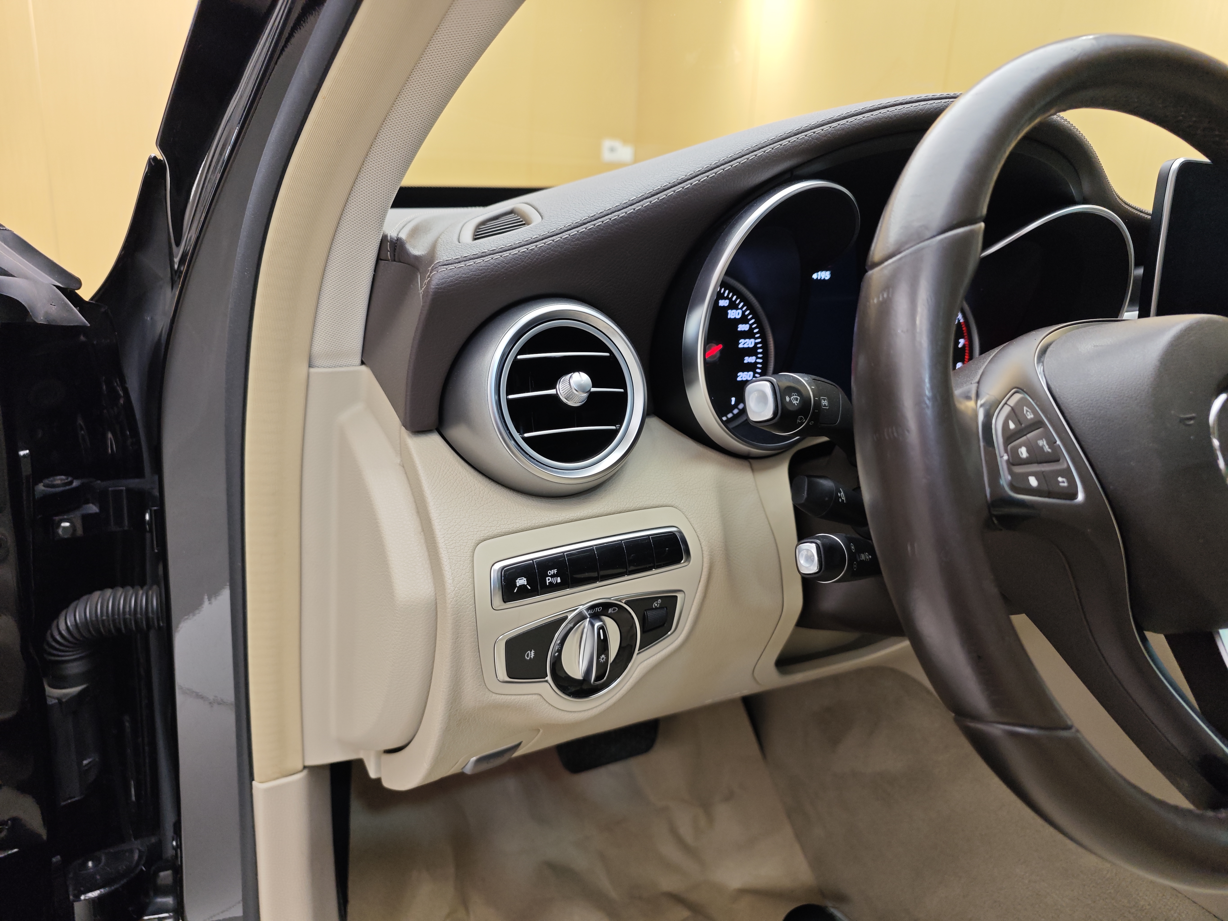 Mercedes-Benz C Class 2015 car image #12