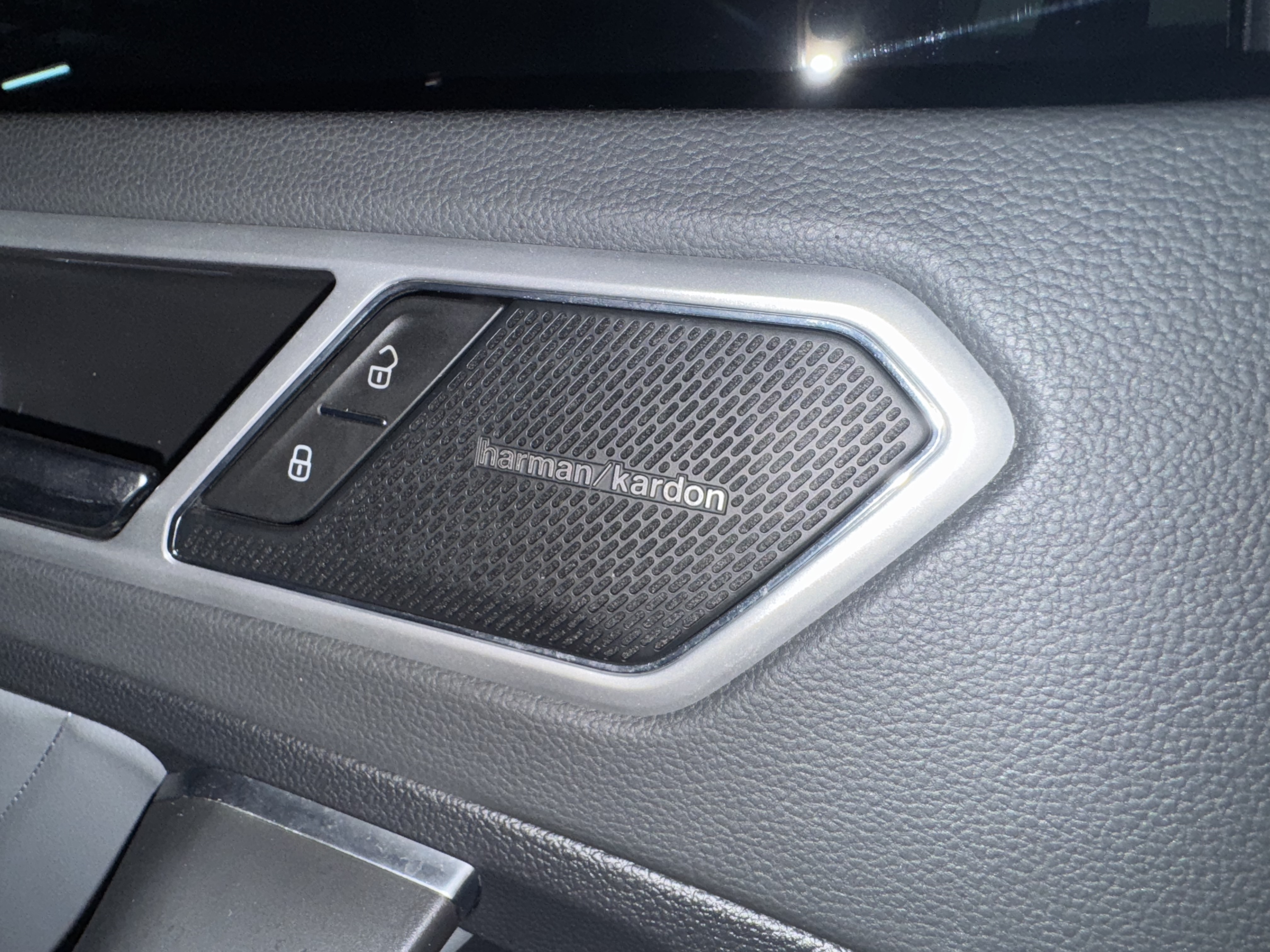 Volkswagen Tiguan L 2023 car image #12