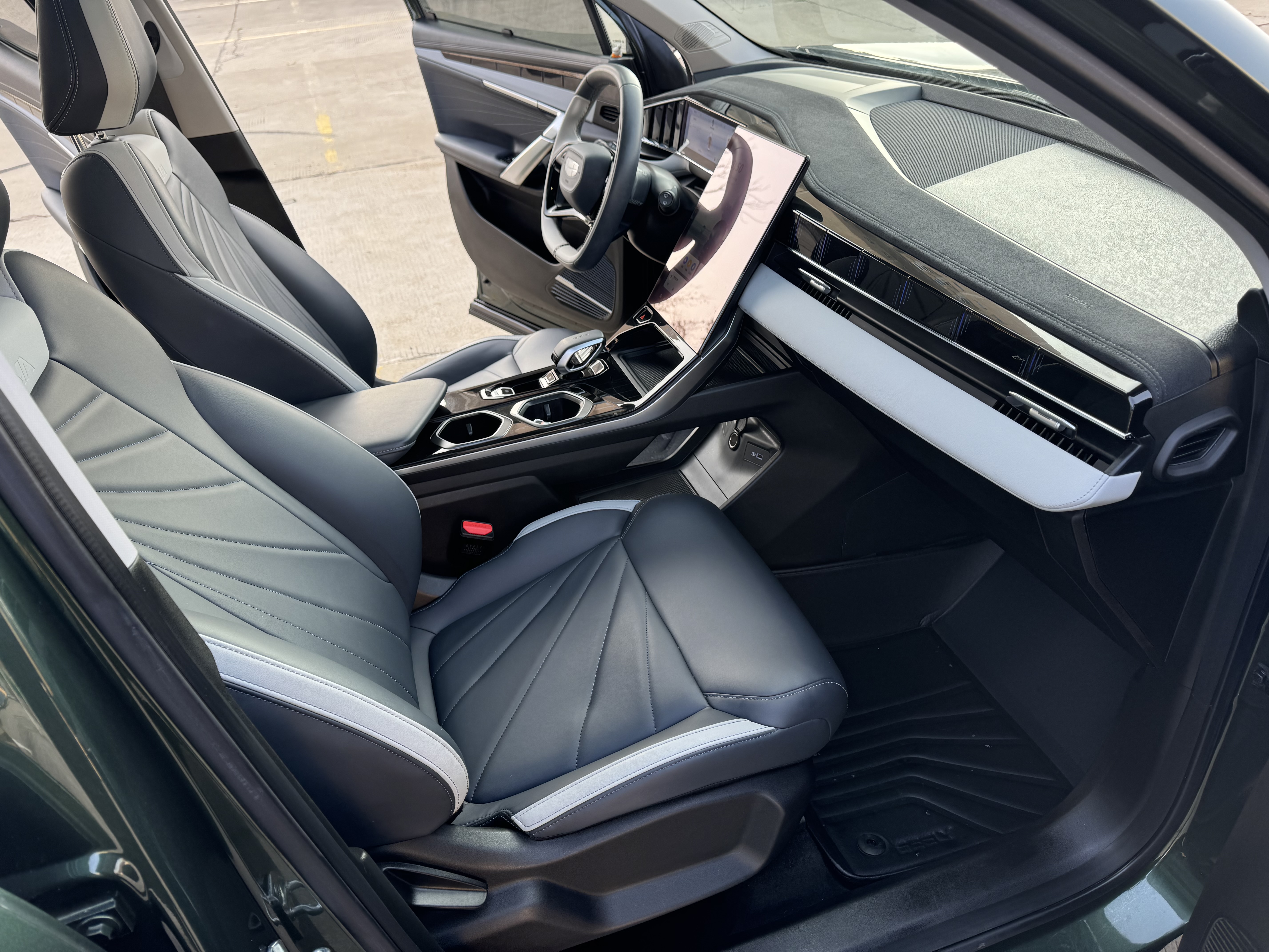 GEELY Boyue L 2024 car image #12