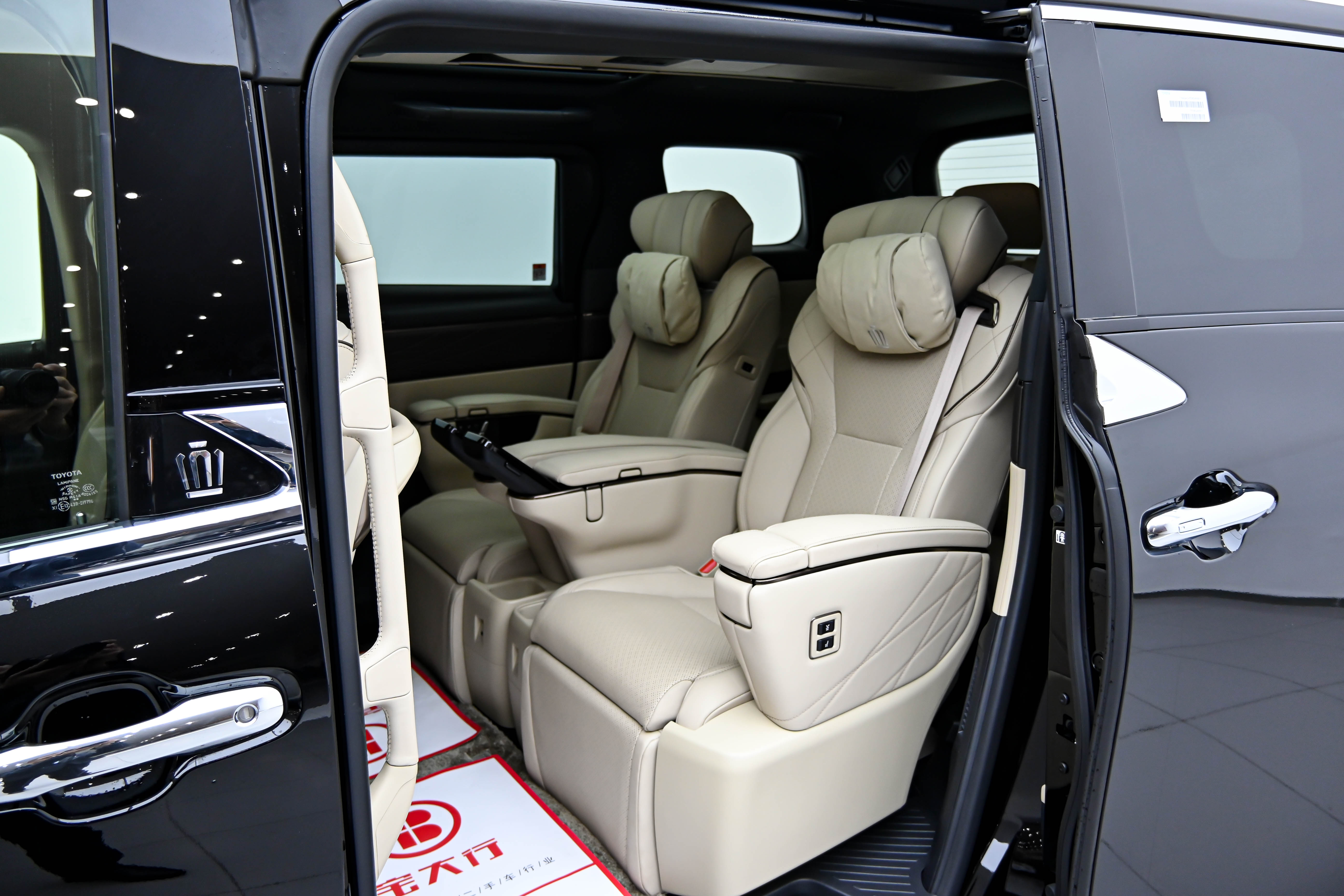 Toyota Vellfire 2026 صورة سيارة #12