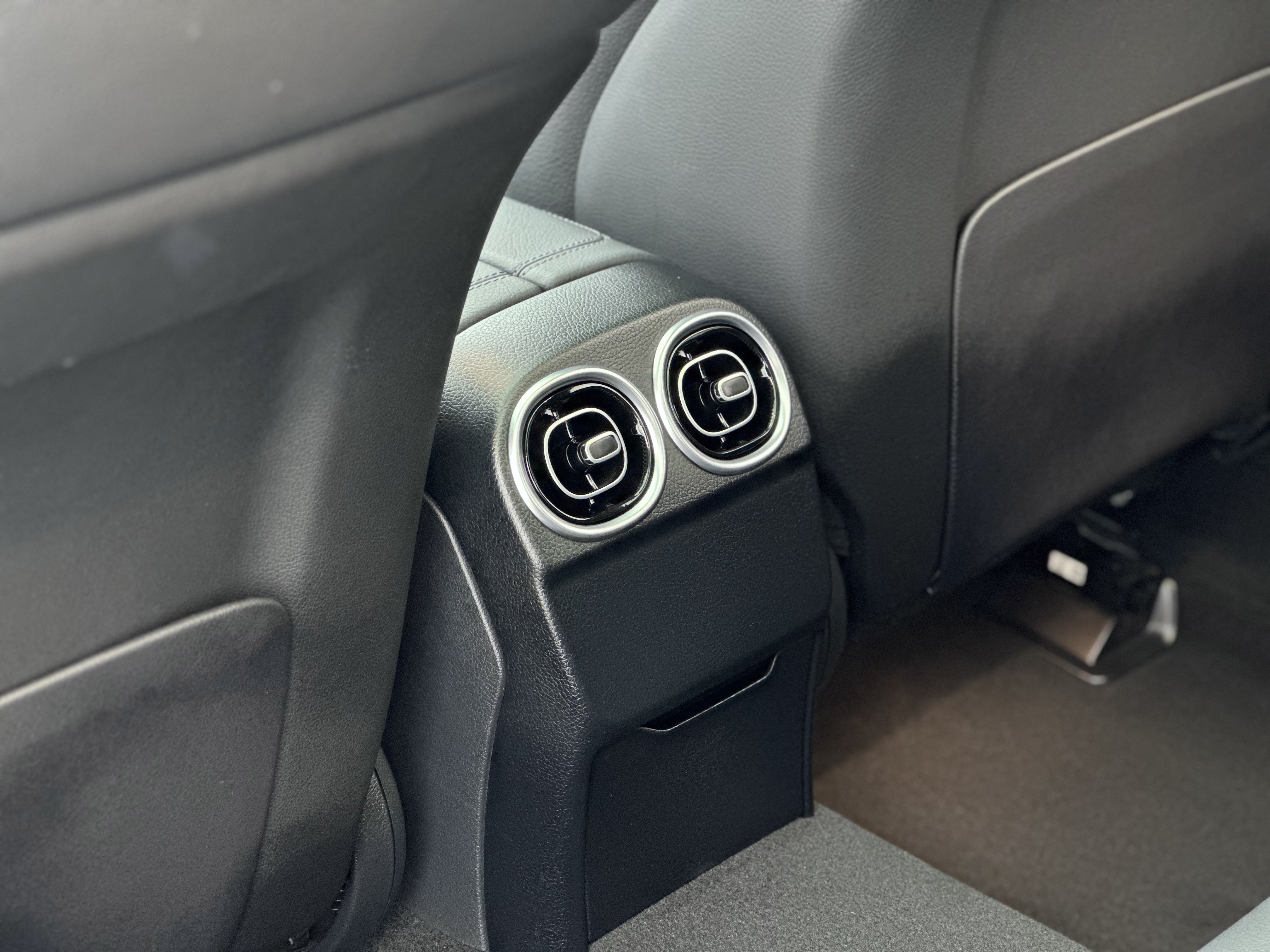 Mercedes-Benz C Class 2023 صورة سيارة #12