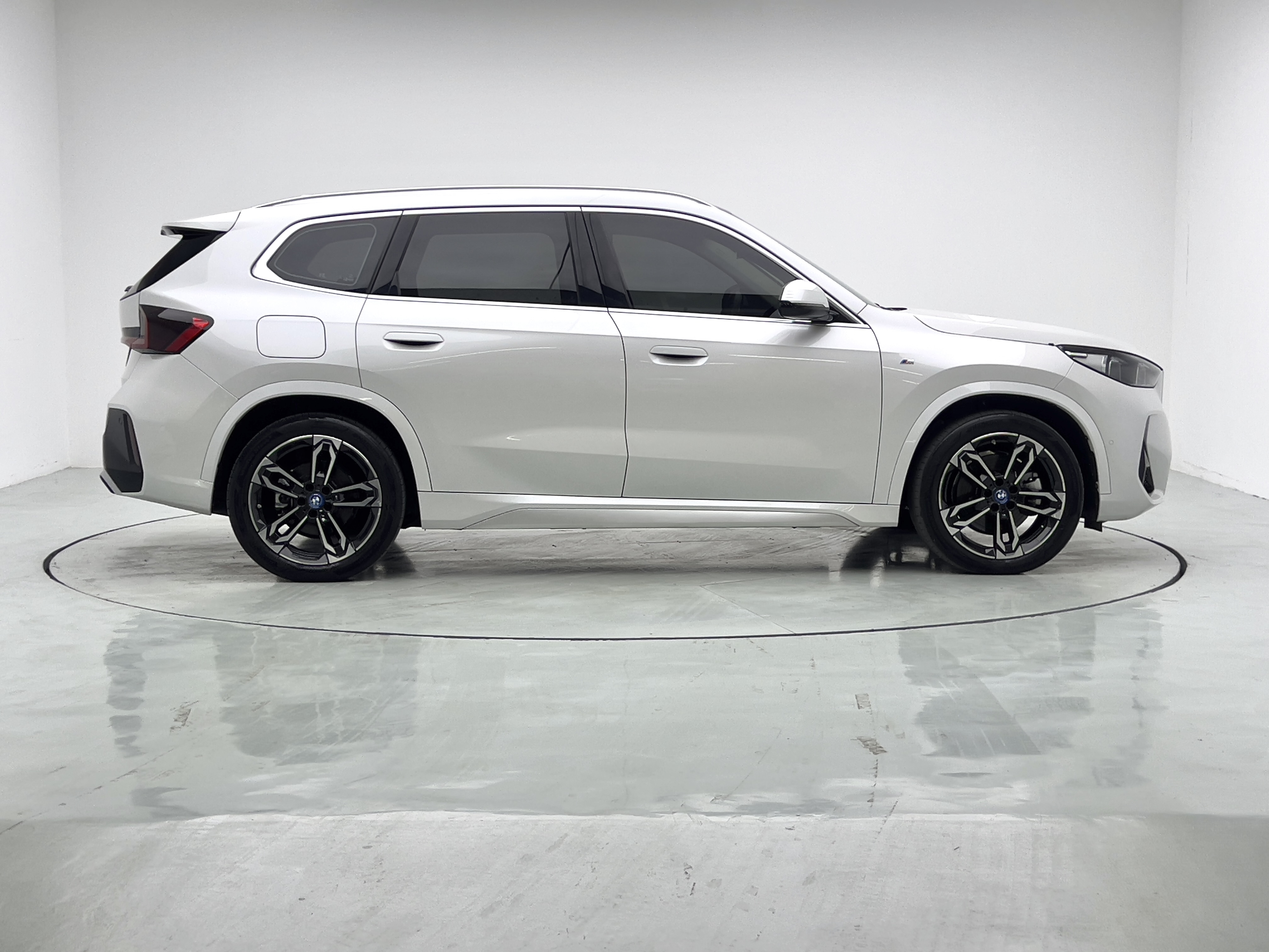 BMW iX1 2023 car image #12