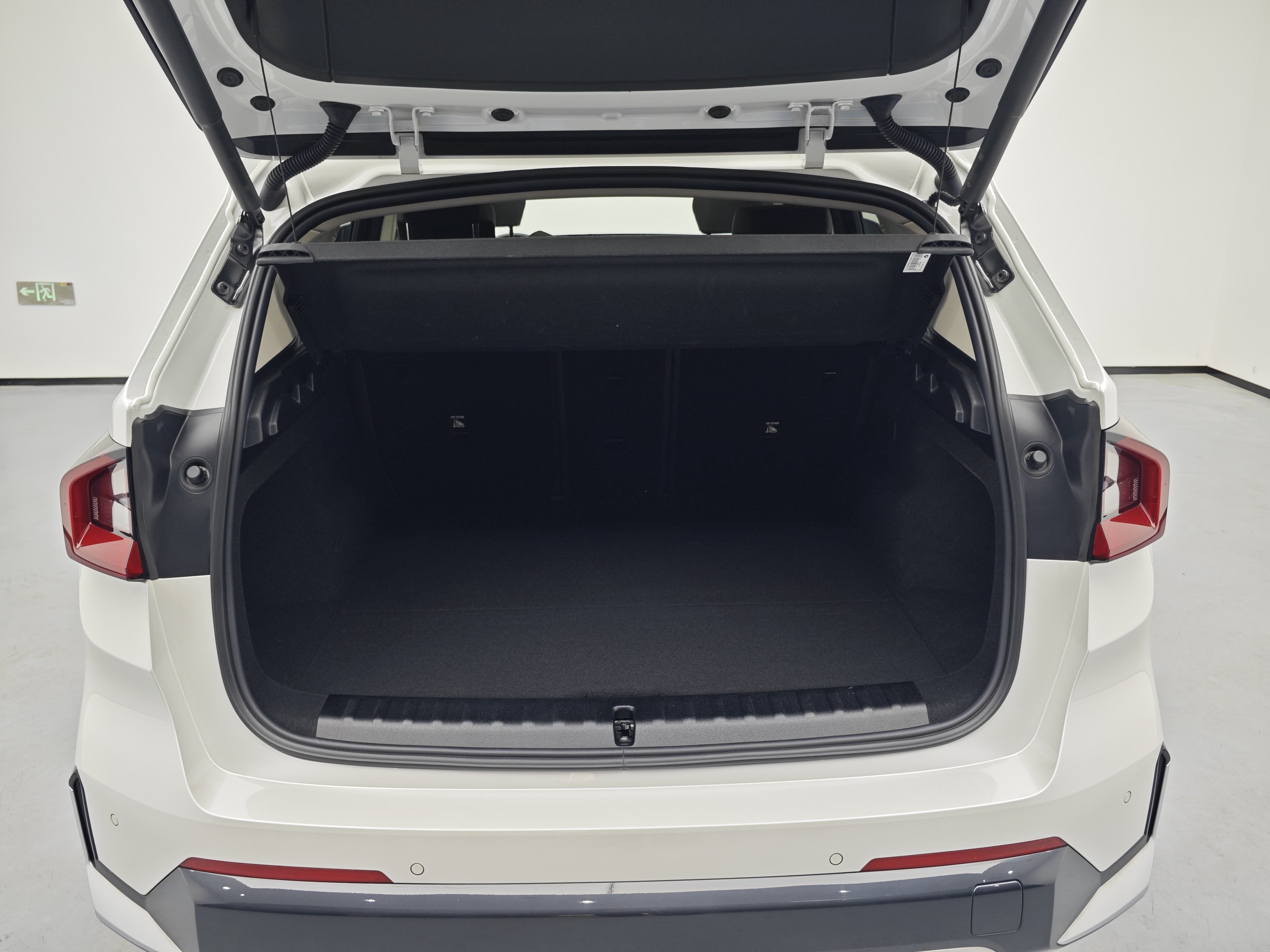 BMW iX1 2025 #12 BMW iX1 2025 صورة سيارة #12