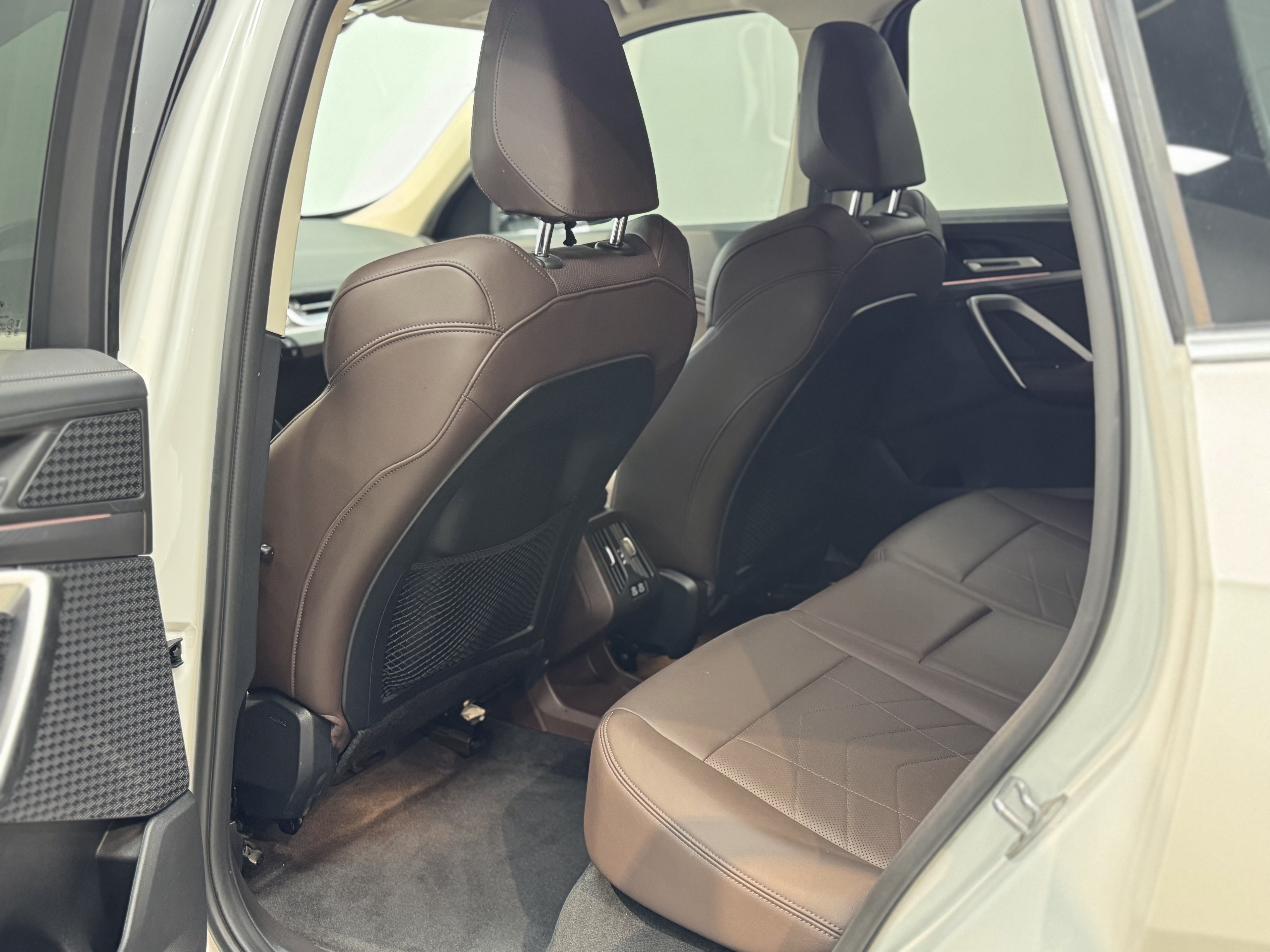 BMW iX1 2024 car image #12