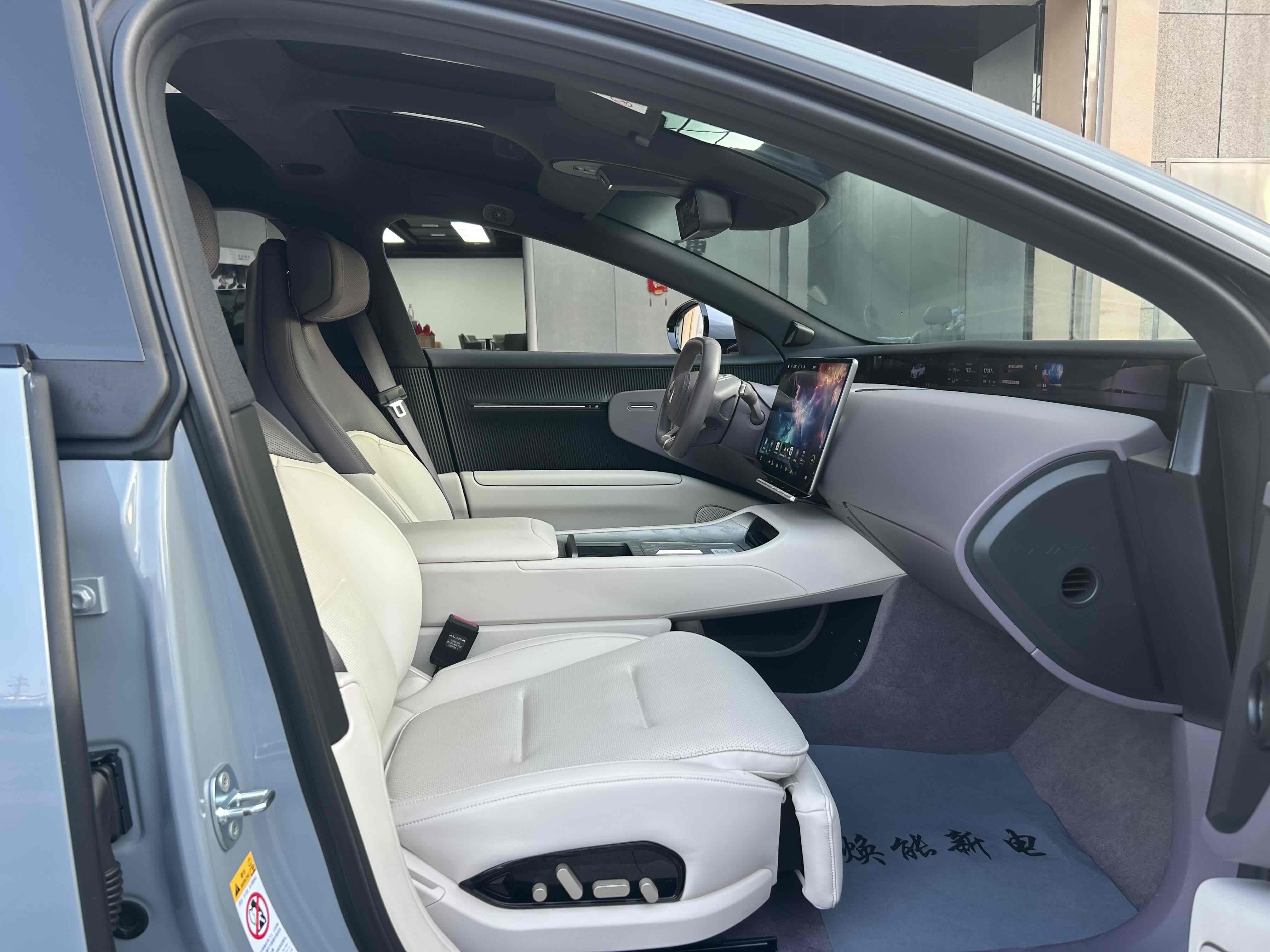 Avatr 12 2023 car image #12