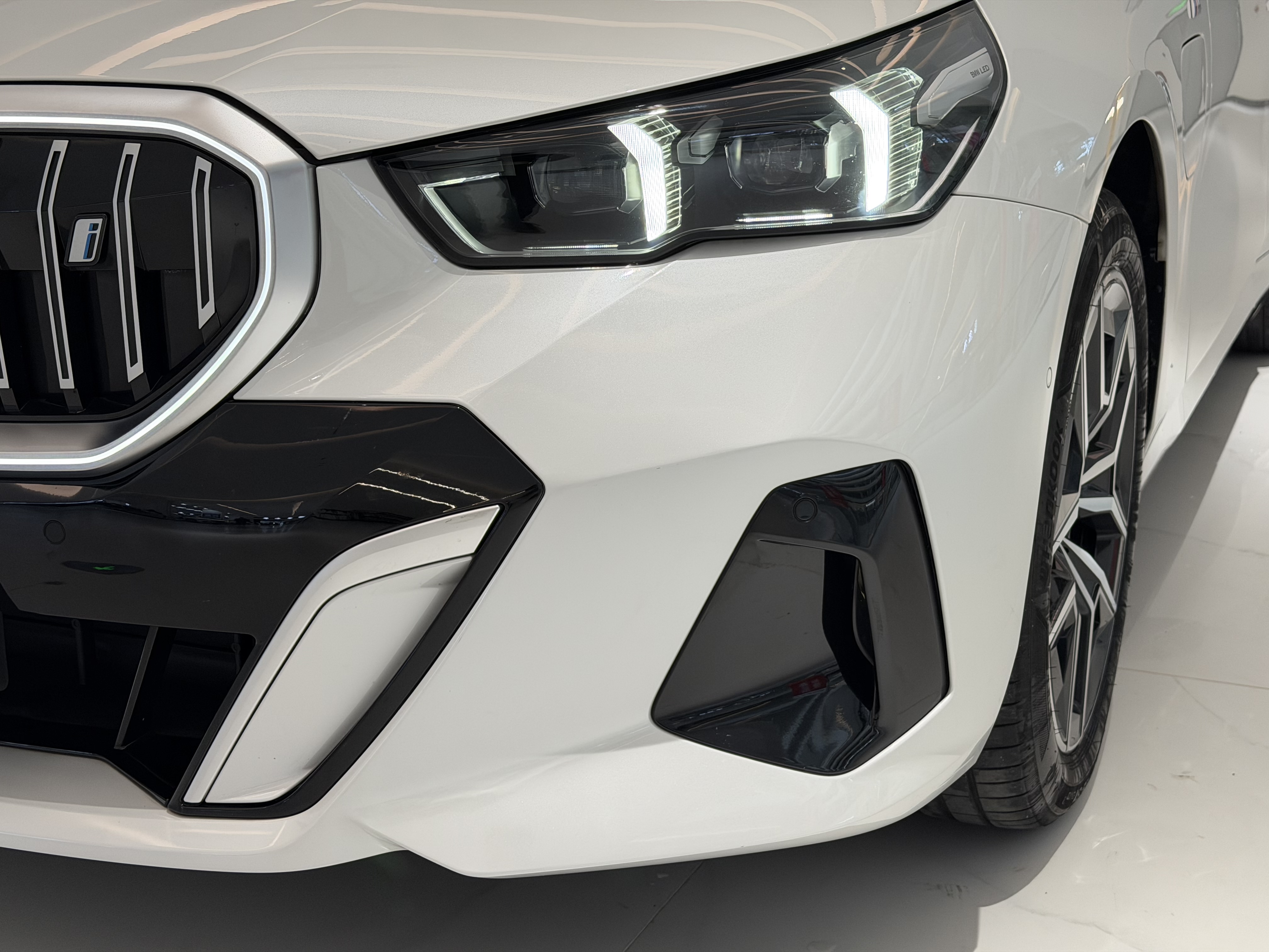 BMW i5 2024 car image #12