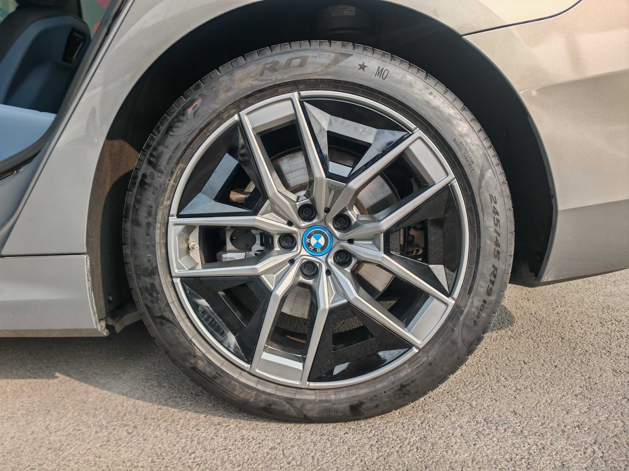 BMW i5 2025 car image #12