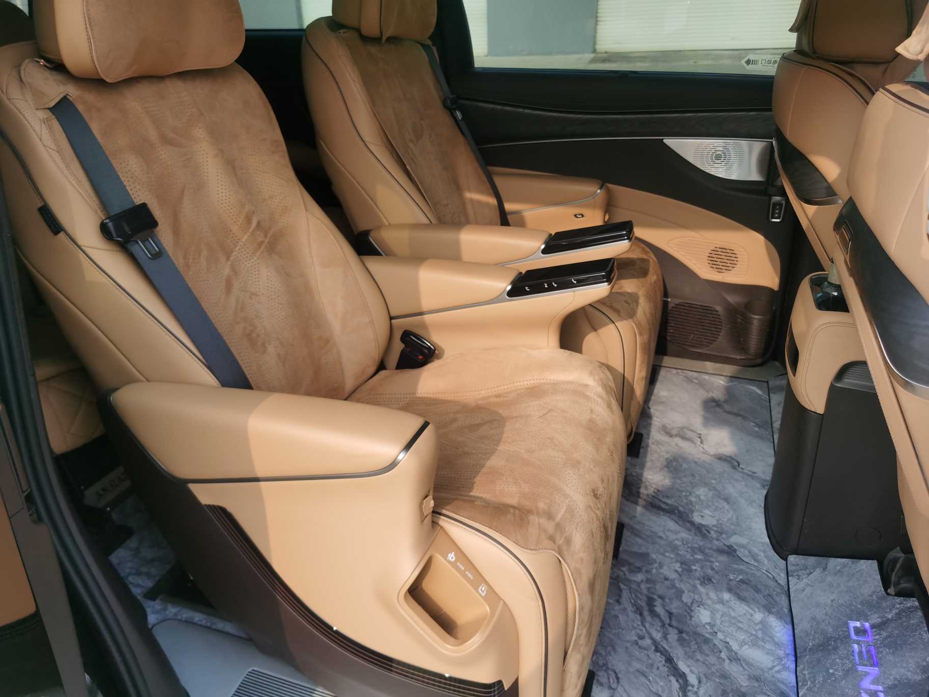 Denza D9 2024 car image #12