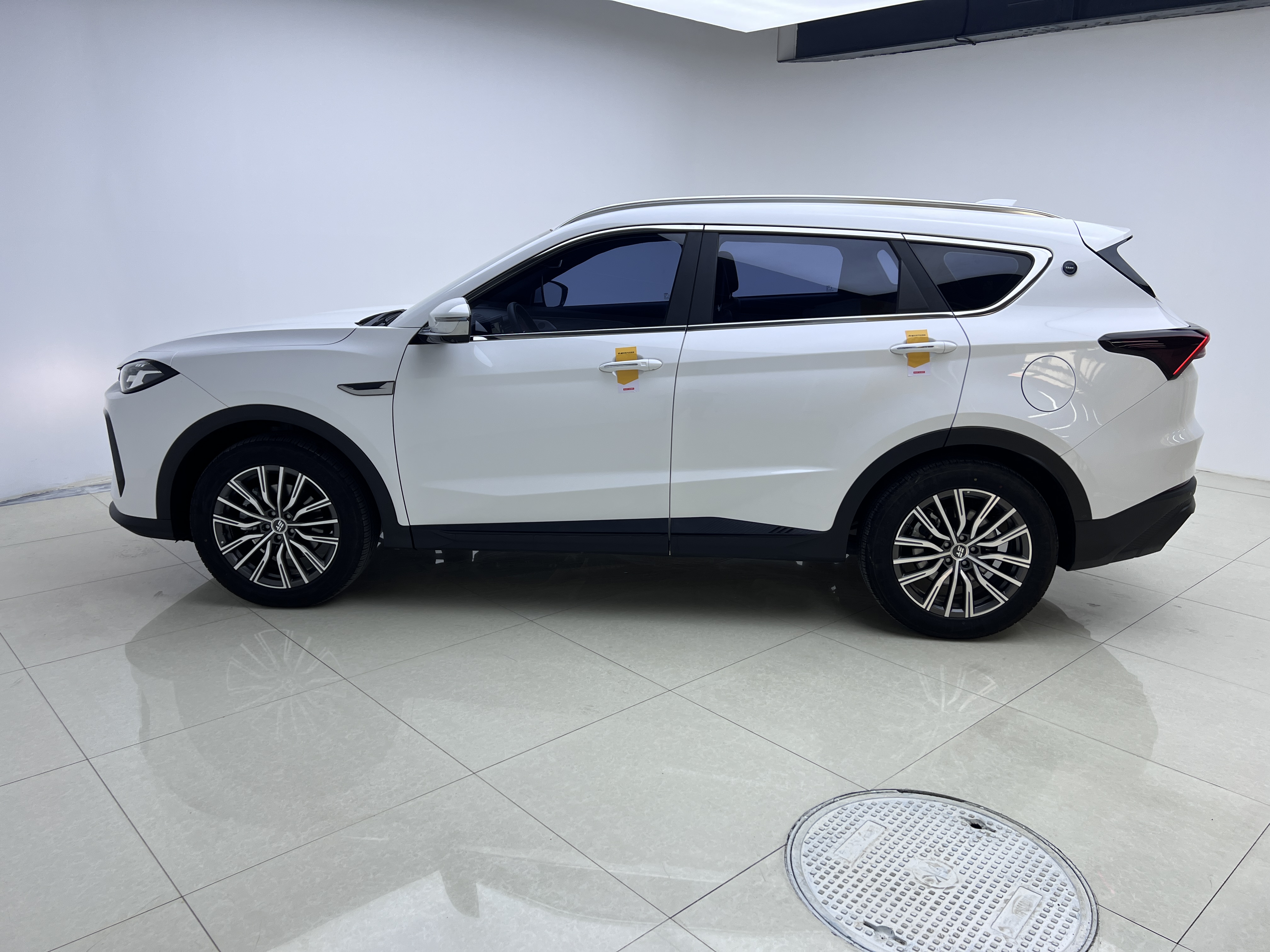 X70 C-DM 2024 car image #12