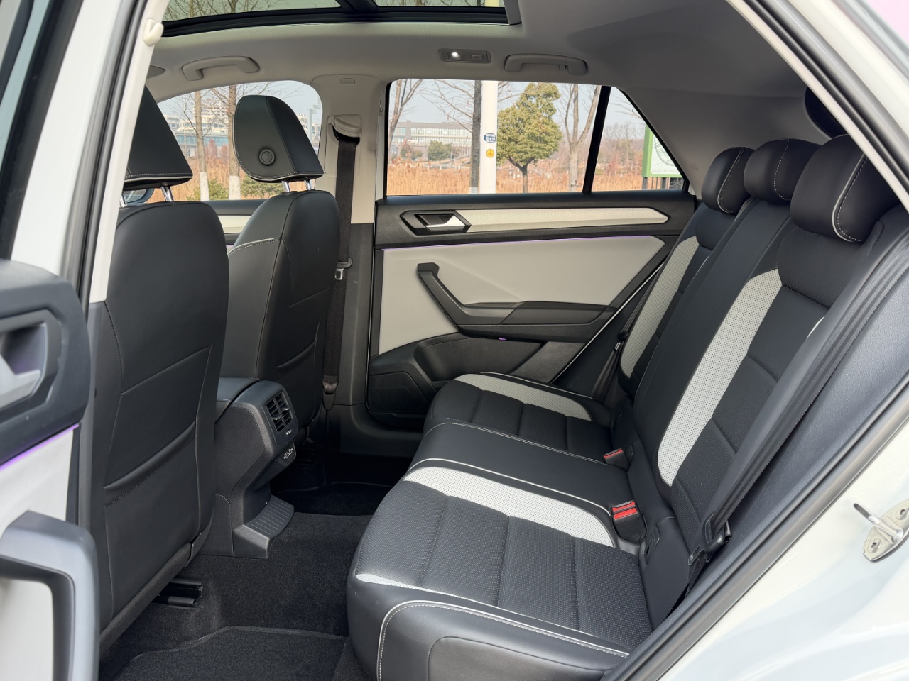Volkswagen T-Roc 2024 car image #12