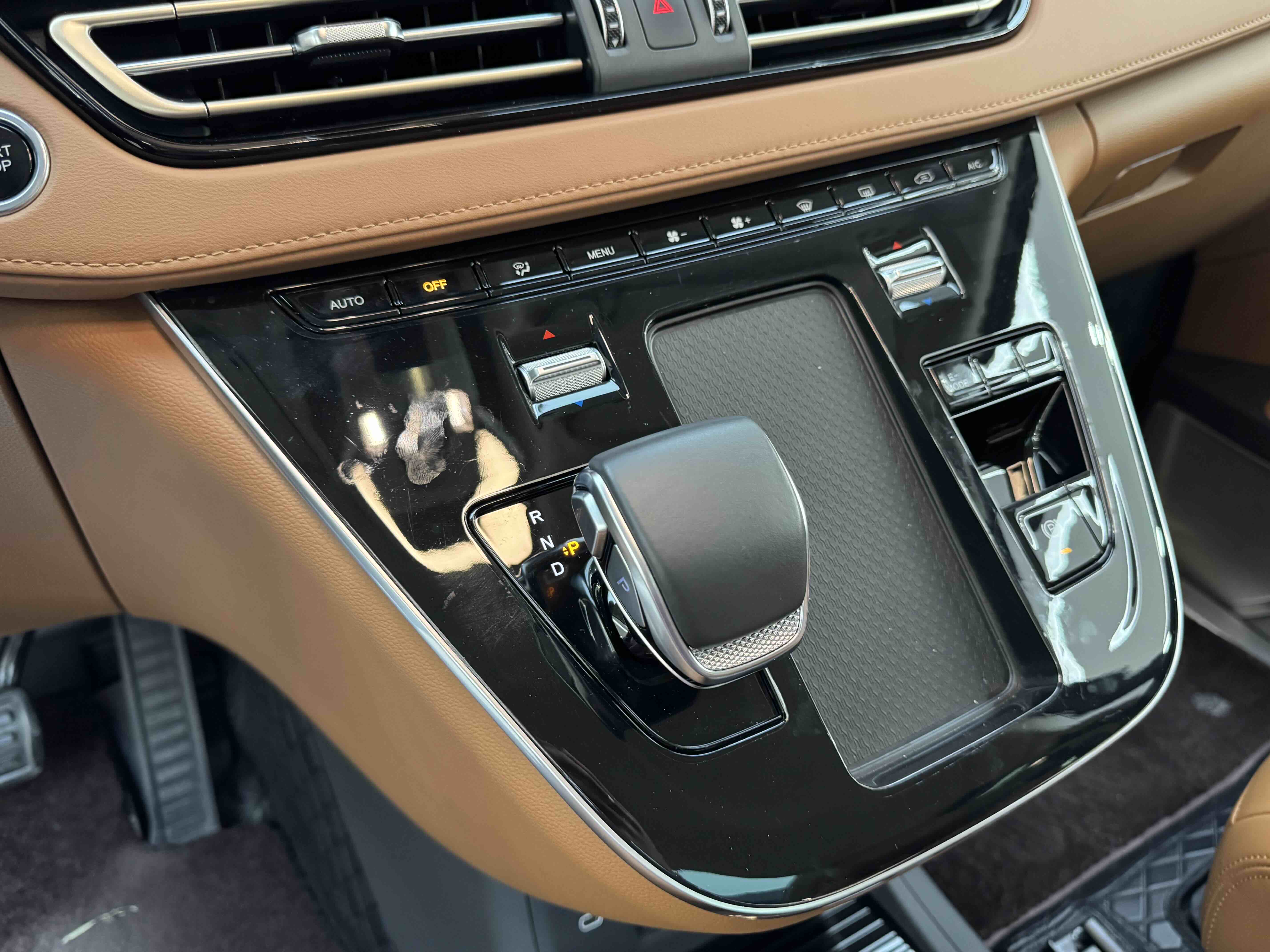 HongQi HQ9 PHEV 2024 #12 HongQi HQ9 PHEV 2024 car image #12