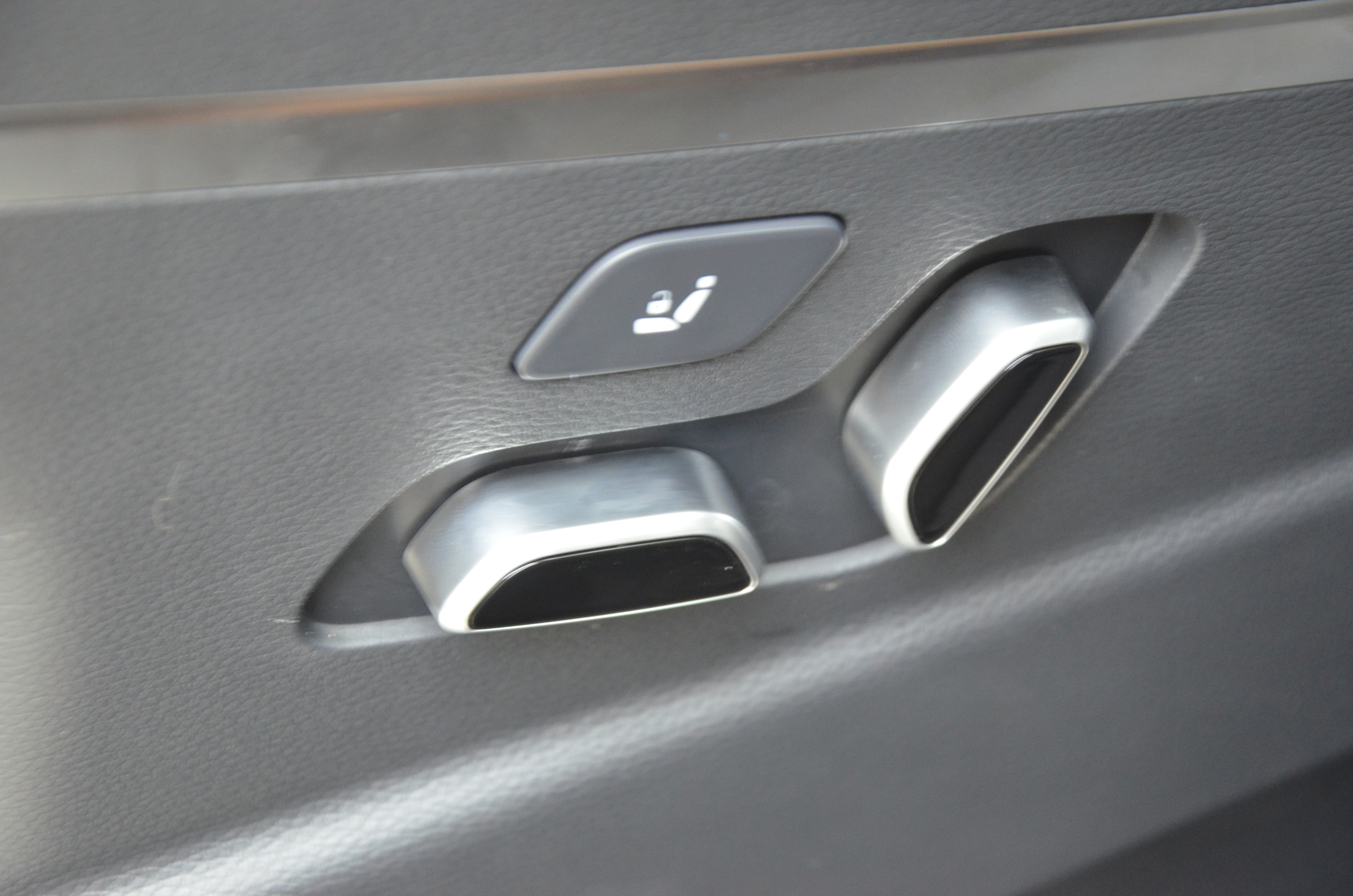 HongQi HQ9 PHEV 2025 #12 HongQi HQ9 PHEV 2025 car image #12