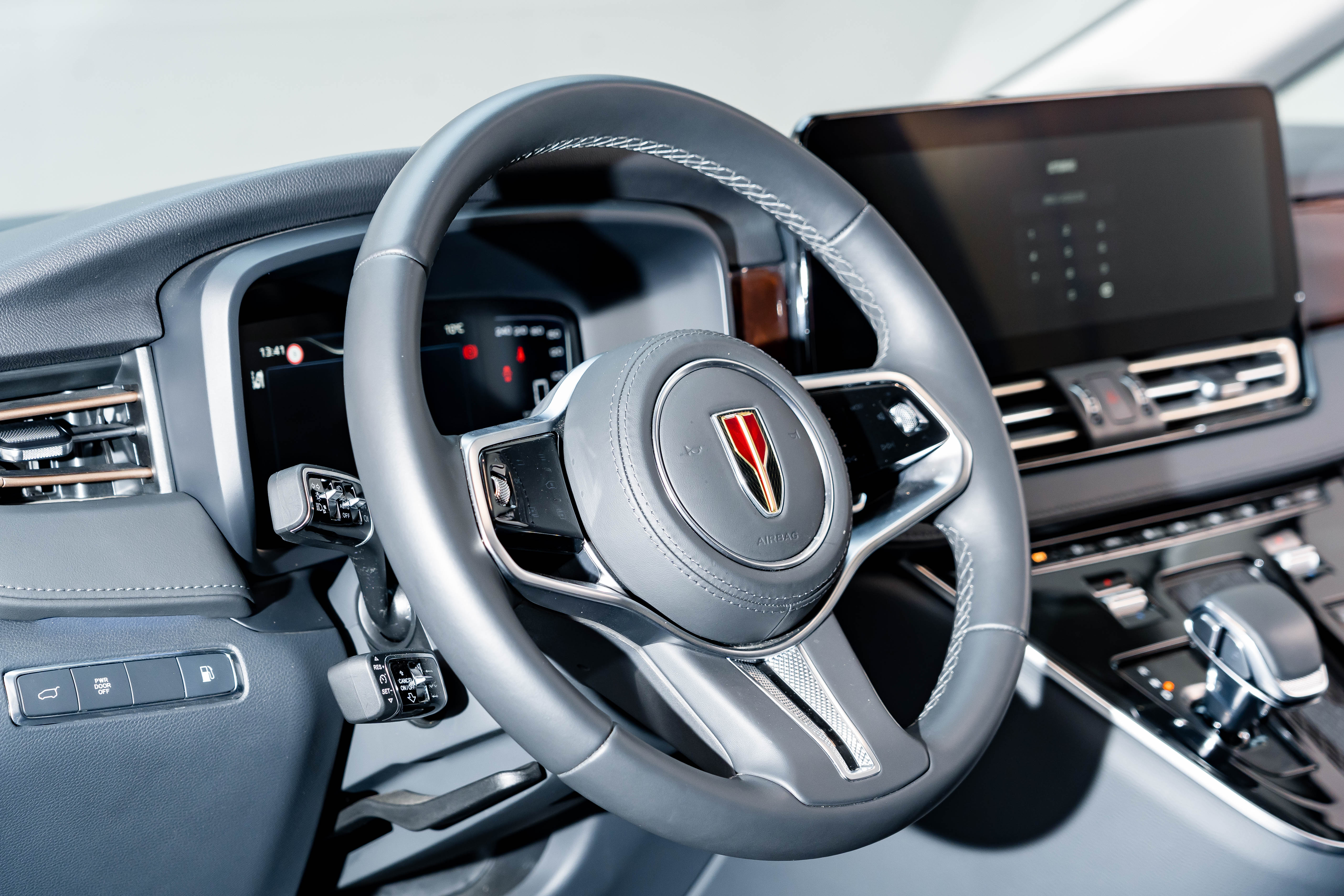 HongQi HQ9 PHEV 2025 #12 HongQi HQ9 PHEV 2025 car image #12