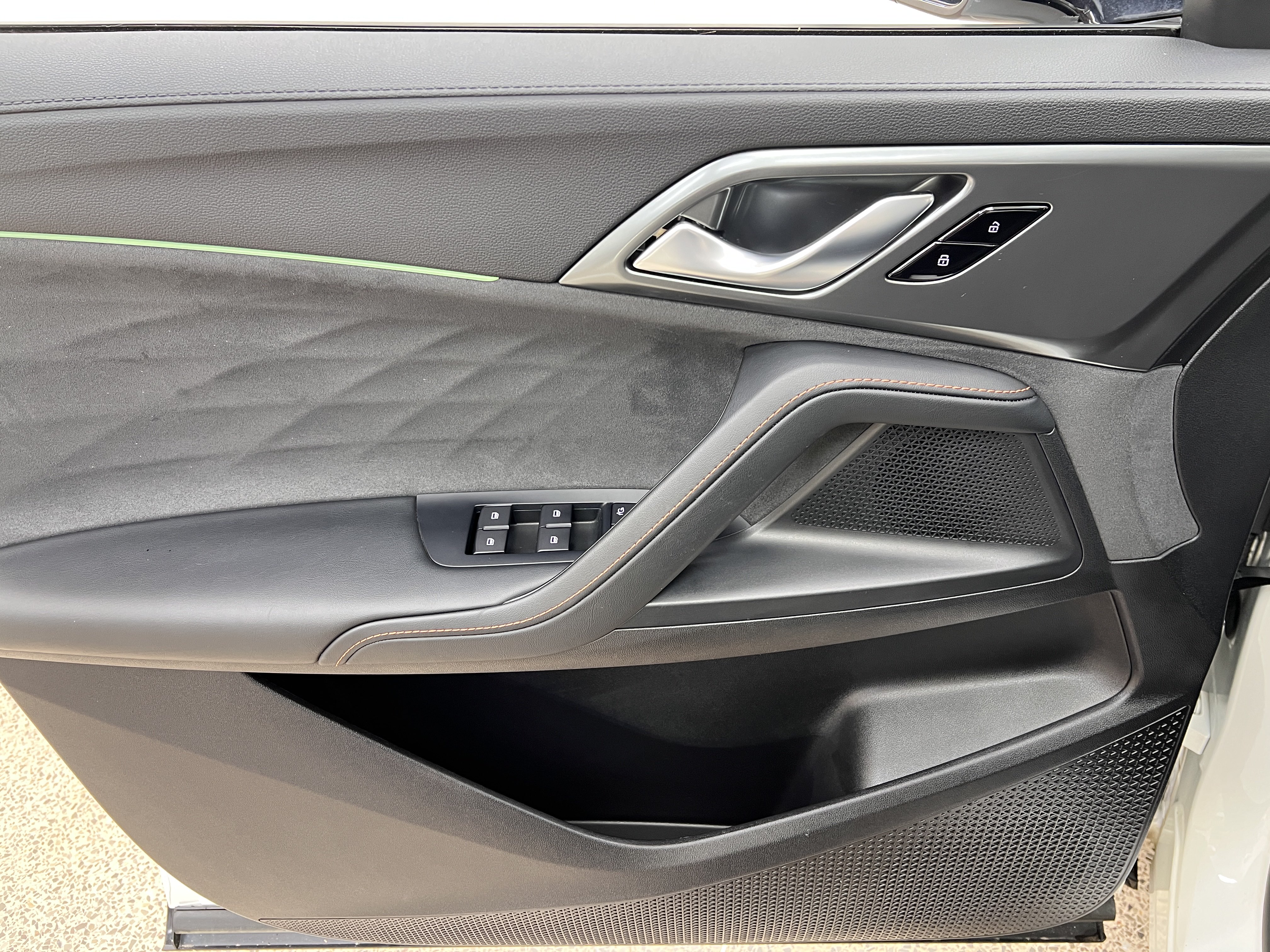 Roewe D5X DMH 2024 car image #12