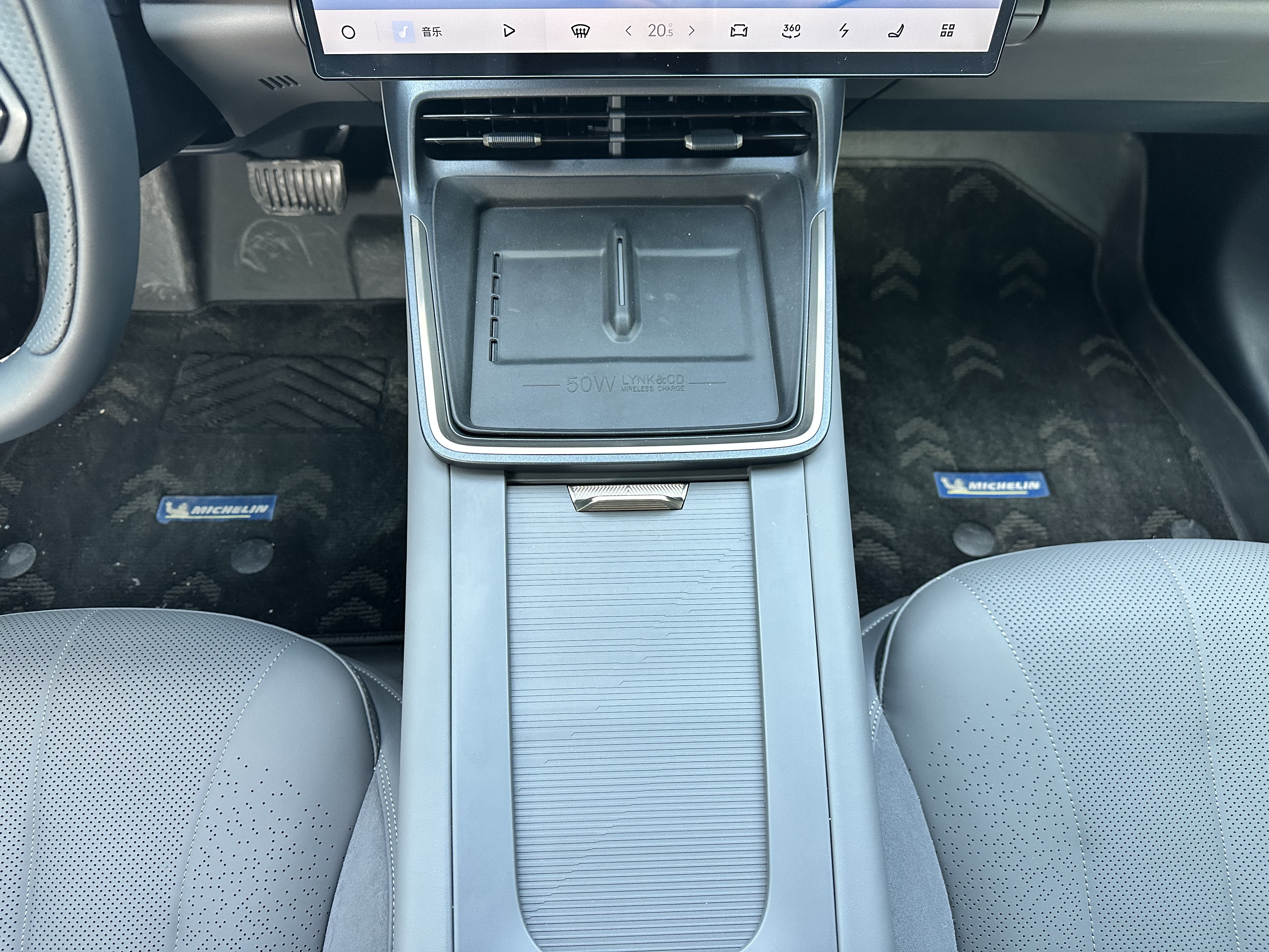 Lynk & Co 07 EM-P 2025 car image #12