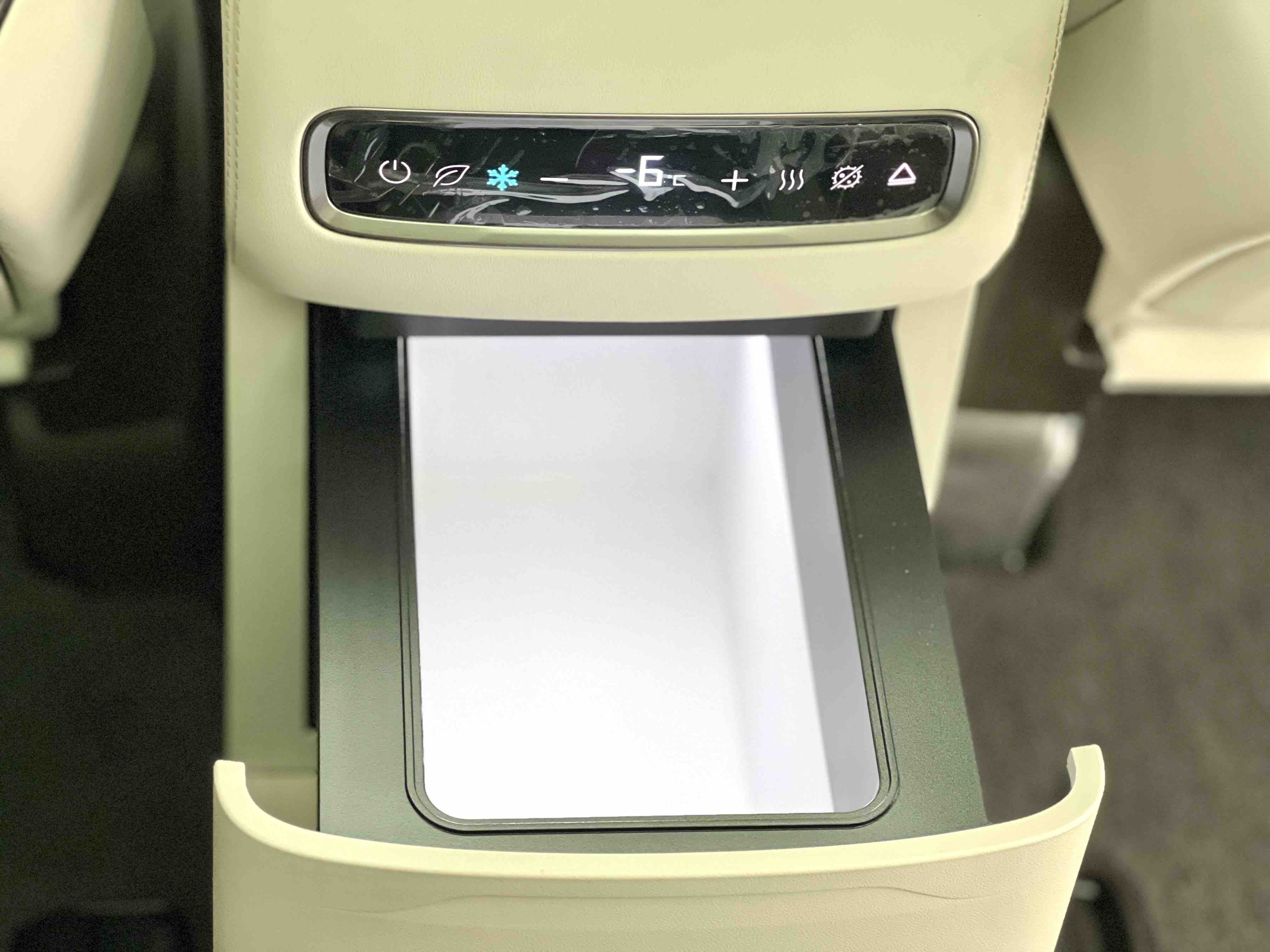 Denza D9 2025 car image #12