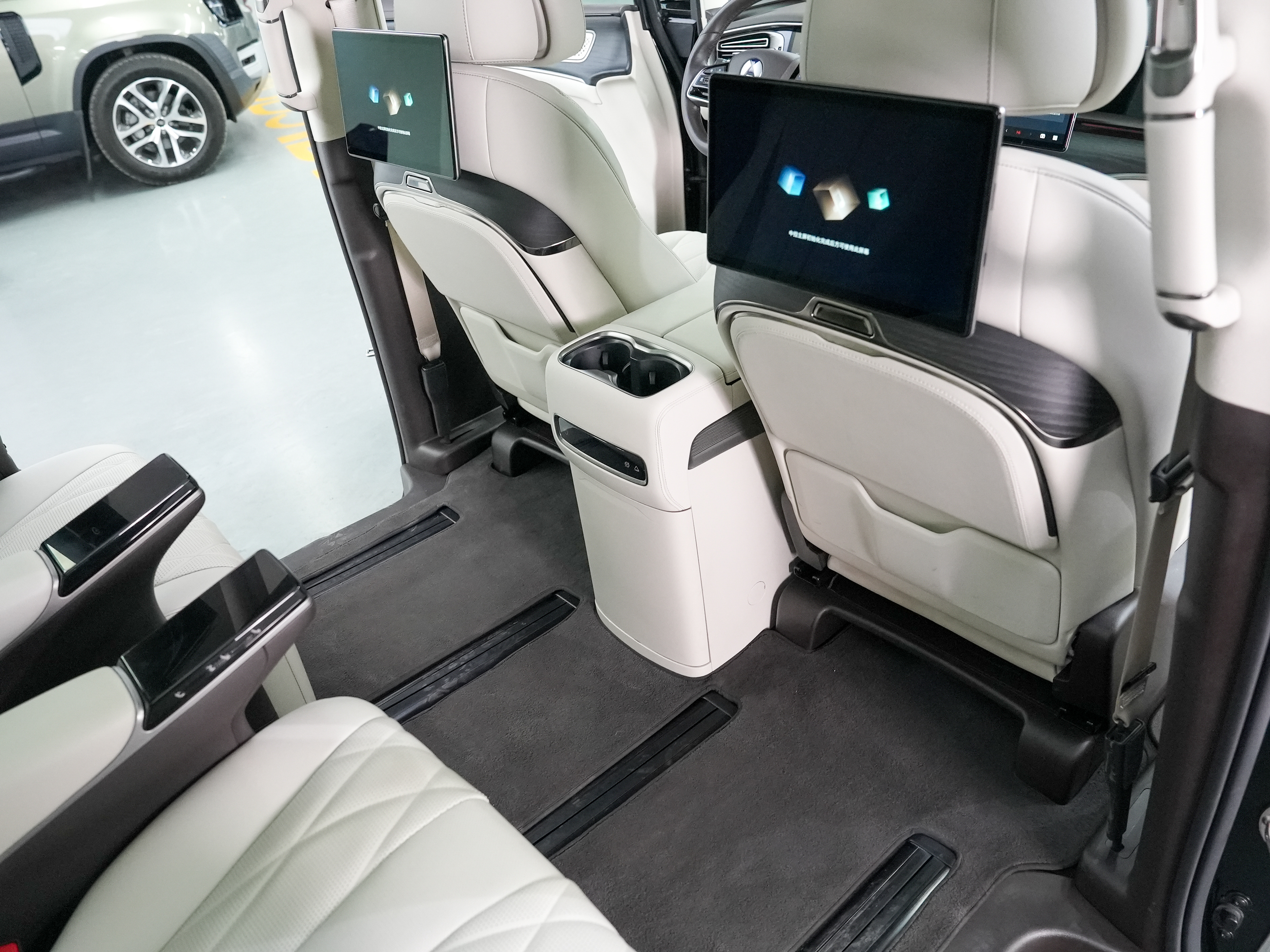 Denza D9 2025 image de voiture #12