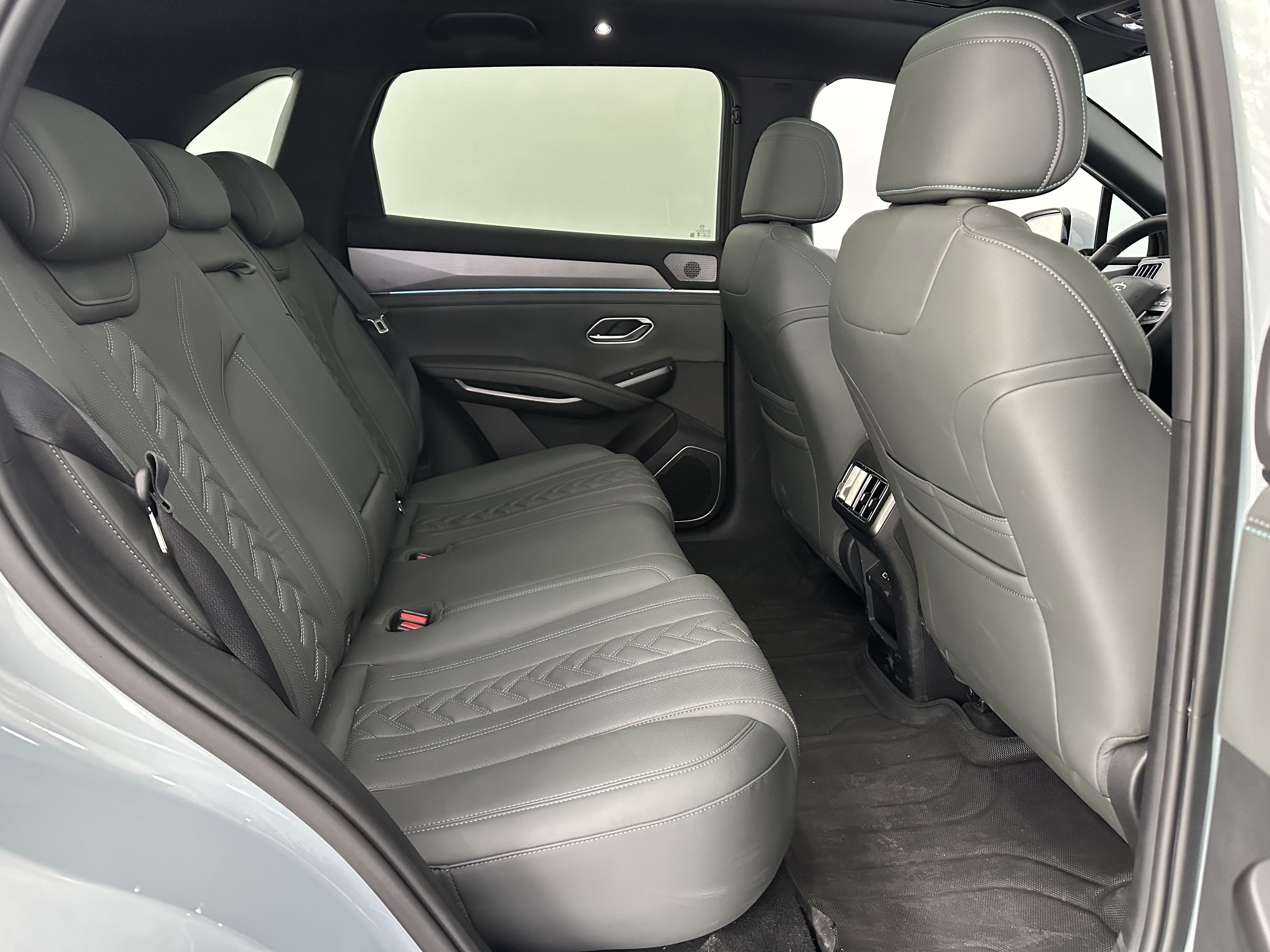 BYD SongL DM-i 2025 #12 BYD SongL DM-i 2025 car image #12