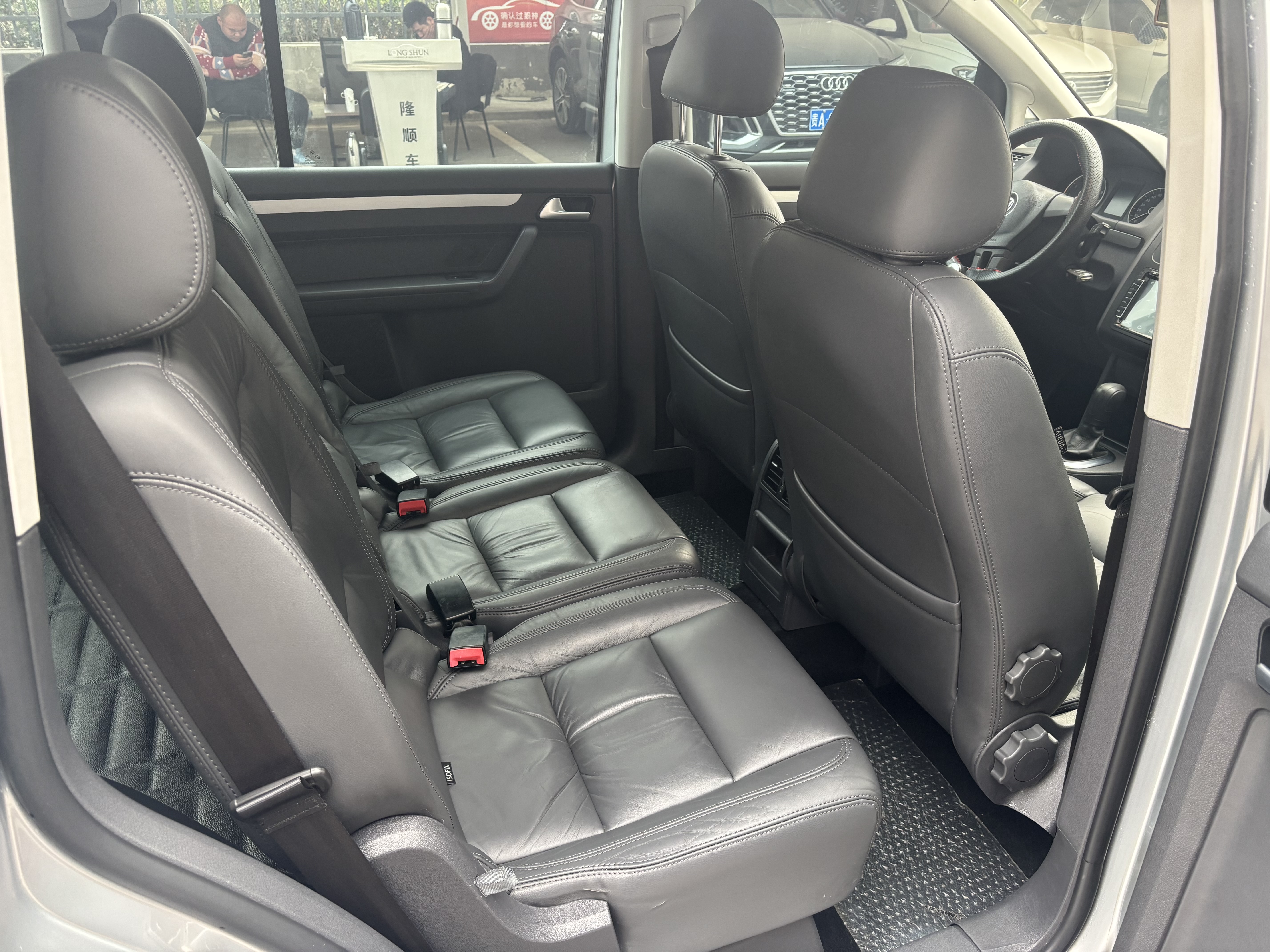 Volkswagen Touran 2015 car image #12