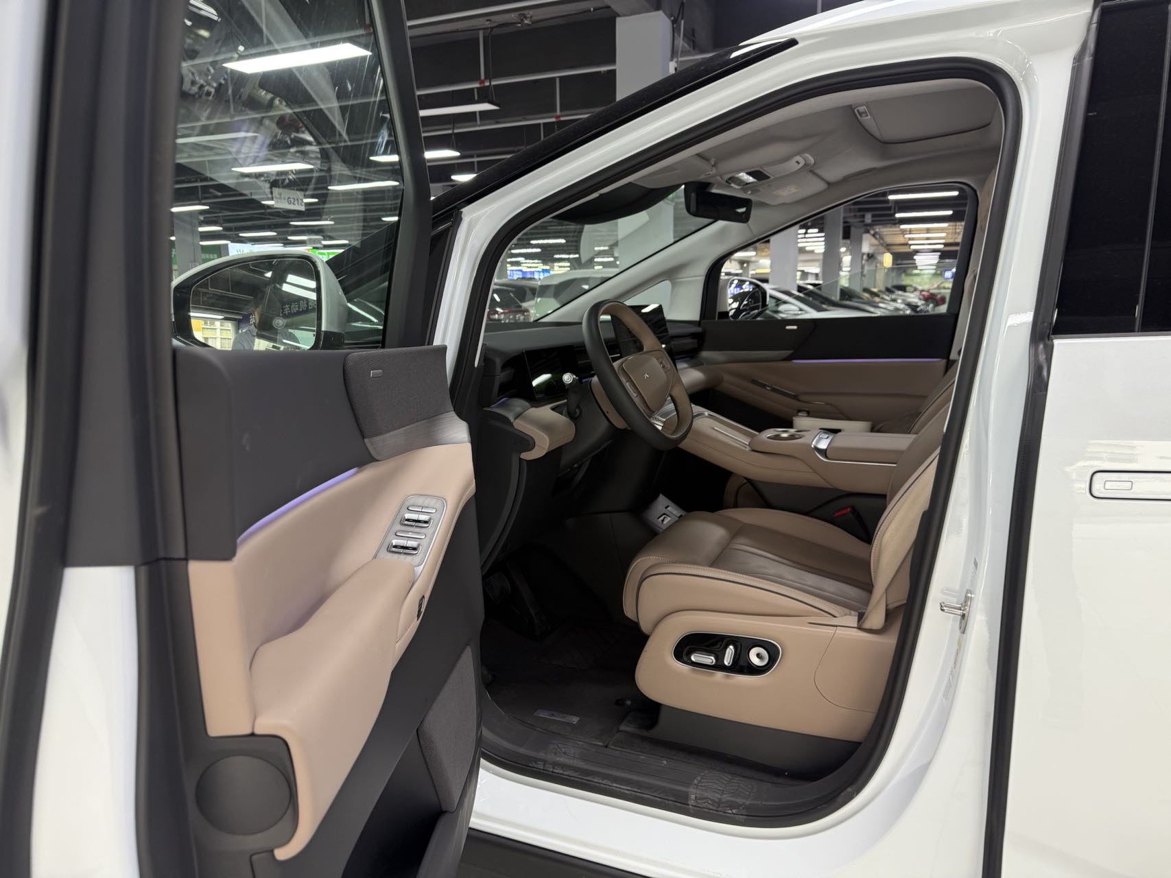 Xpeng X9 2025 immagine di auto #12