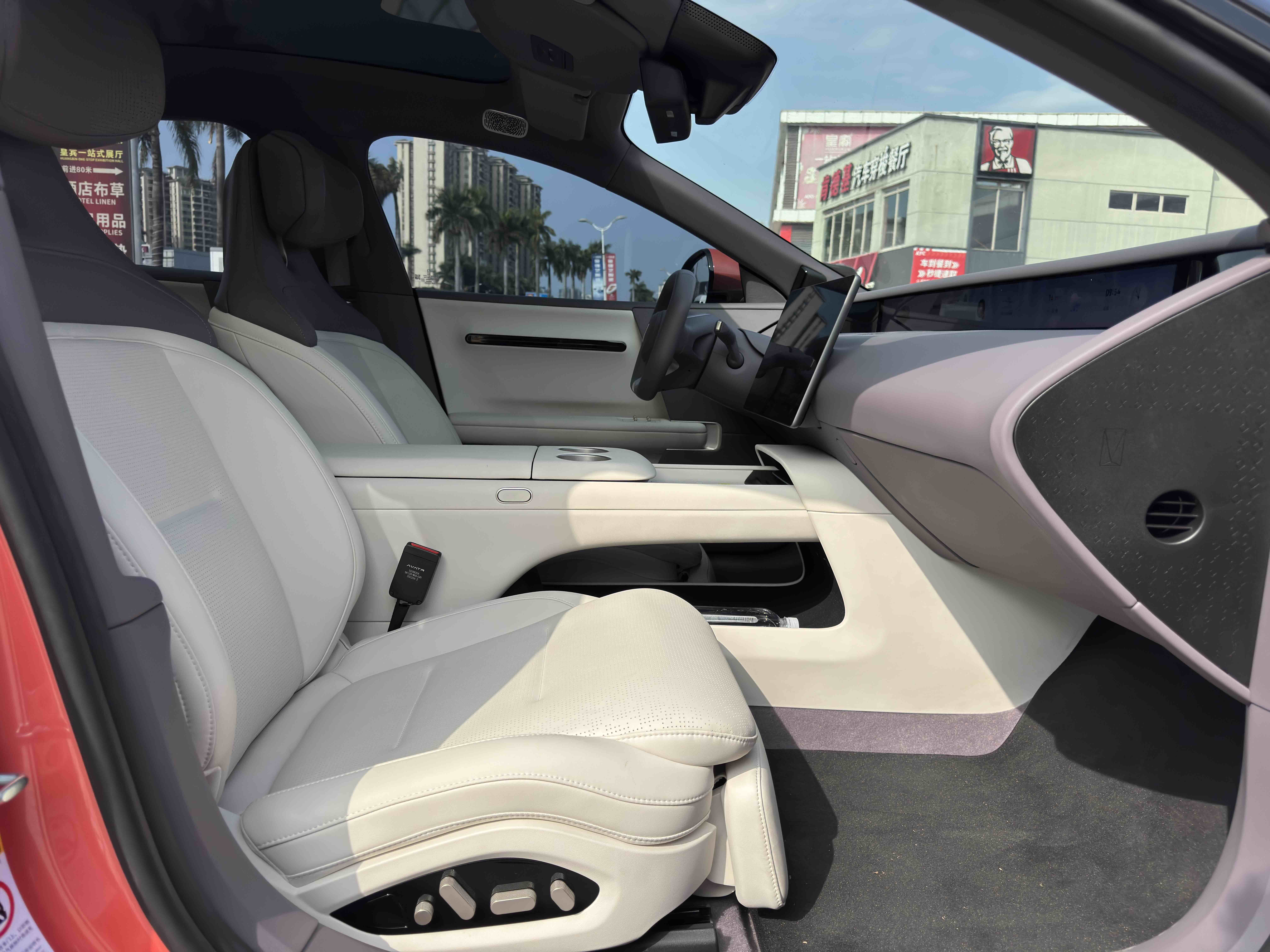 Avatr 06 2025 car image #12