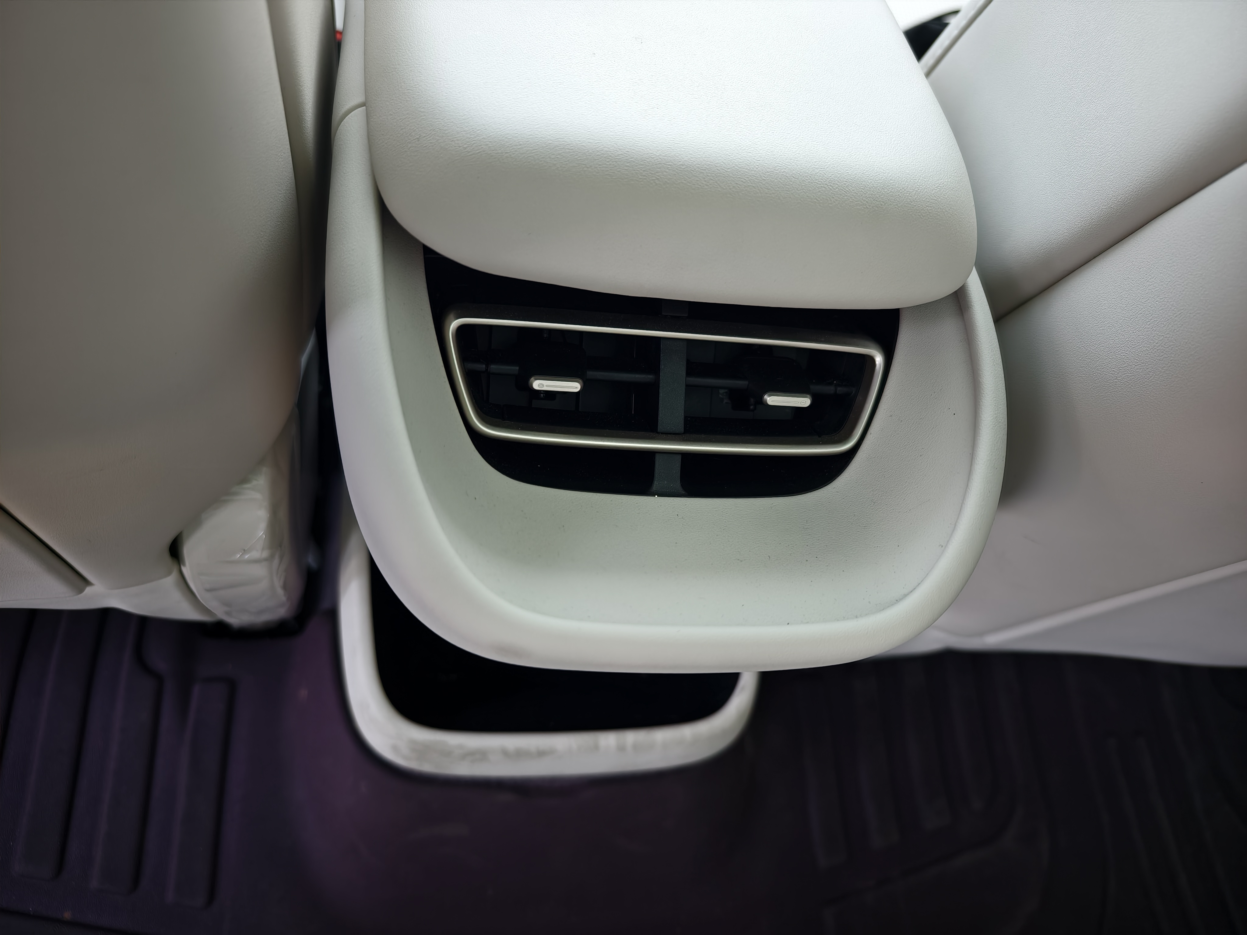 Avatr 06 2025 car image #12