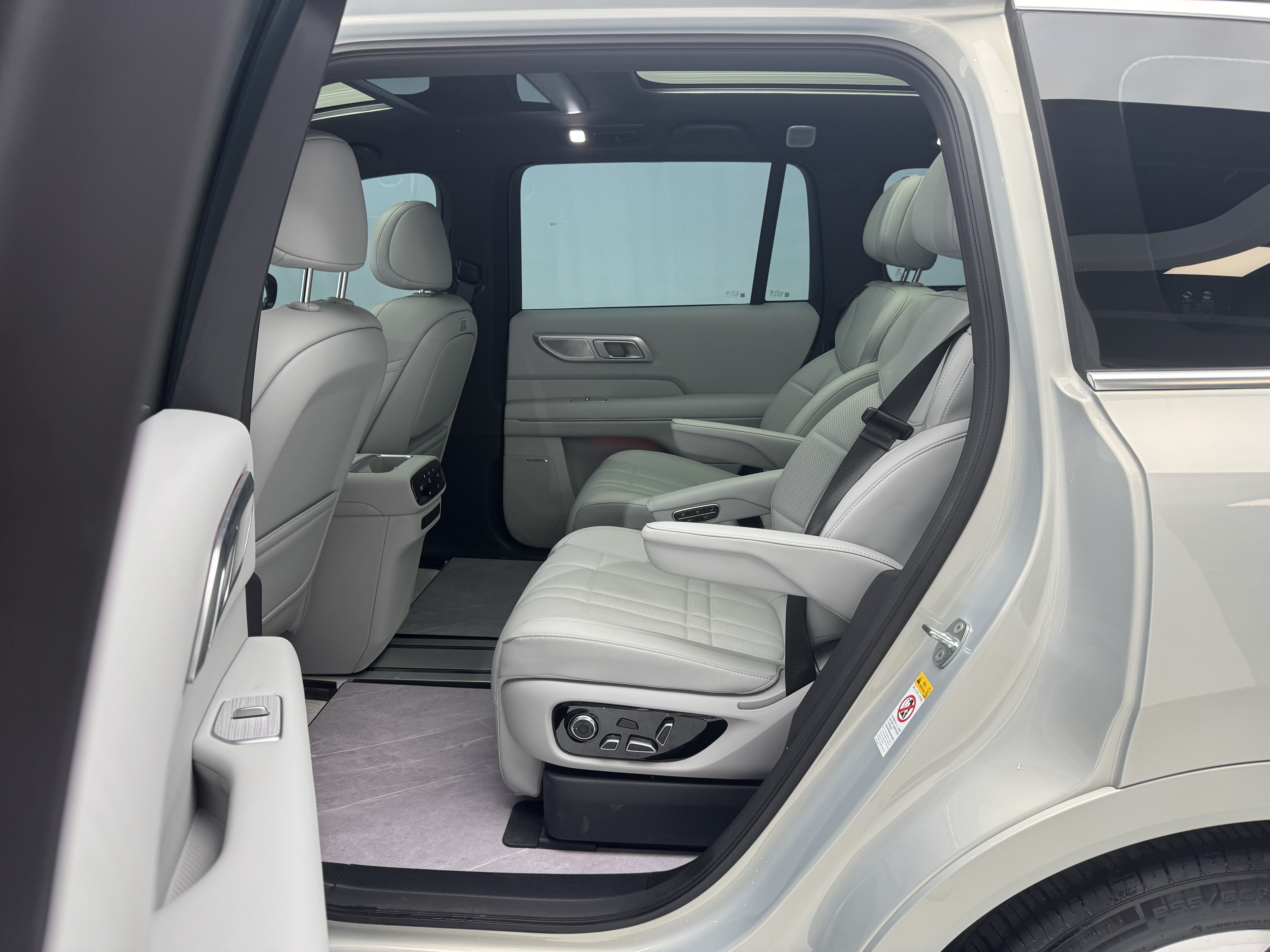 Deepal S09 2025 car image #12