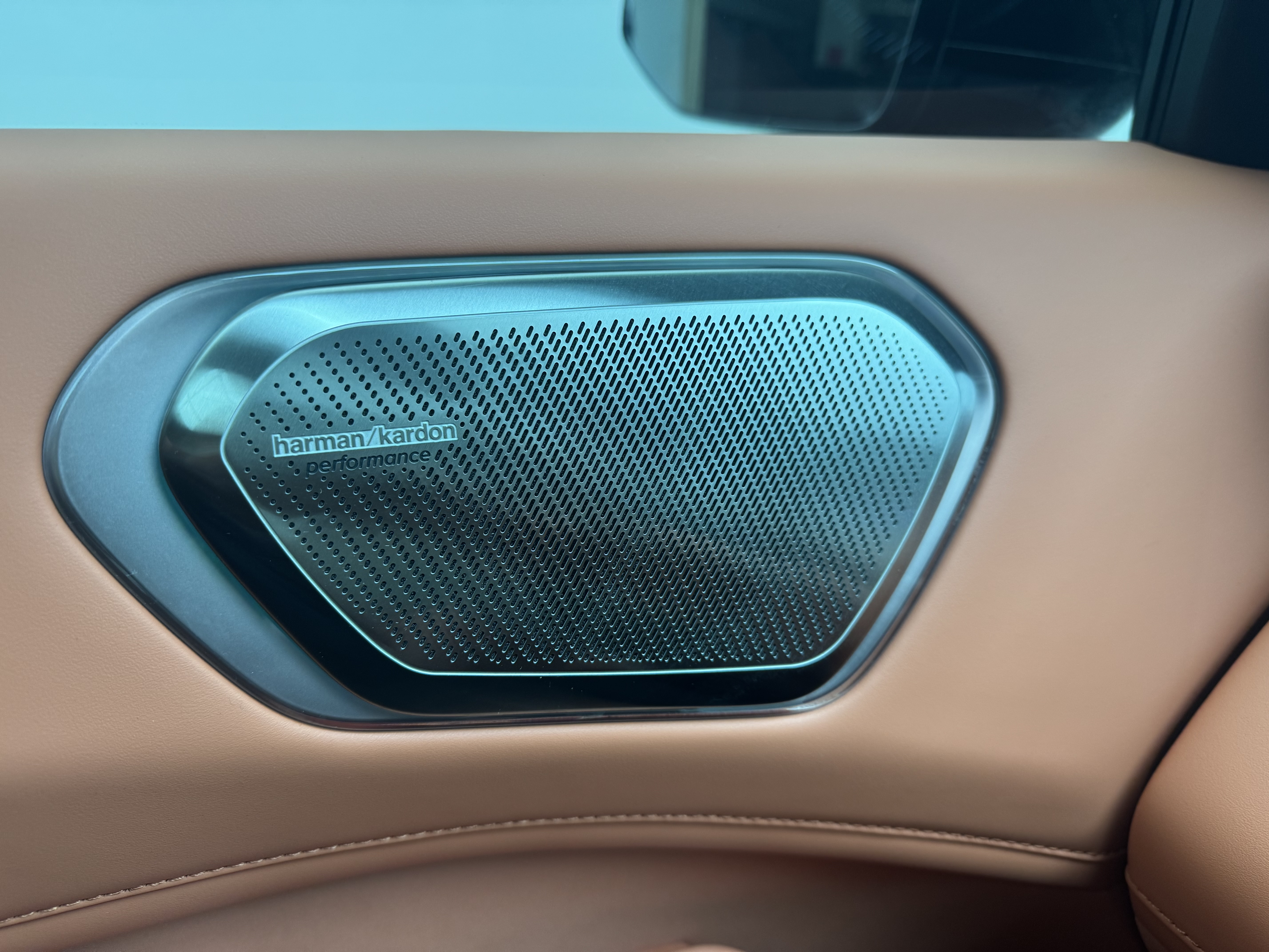 Lynk & Co 900 2025 car image #12