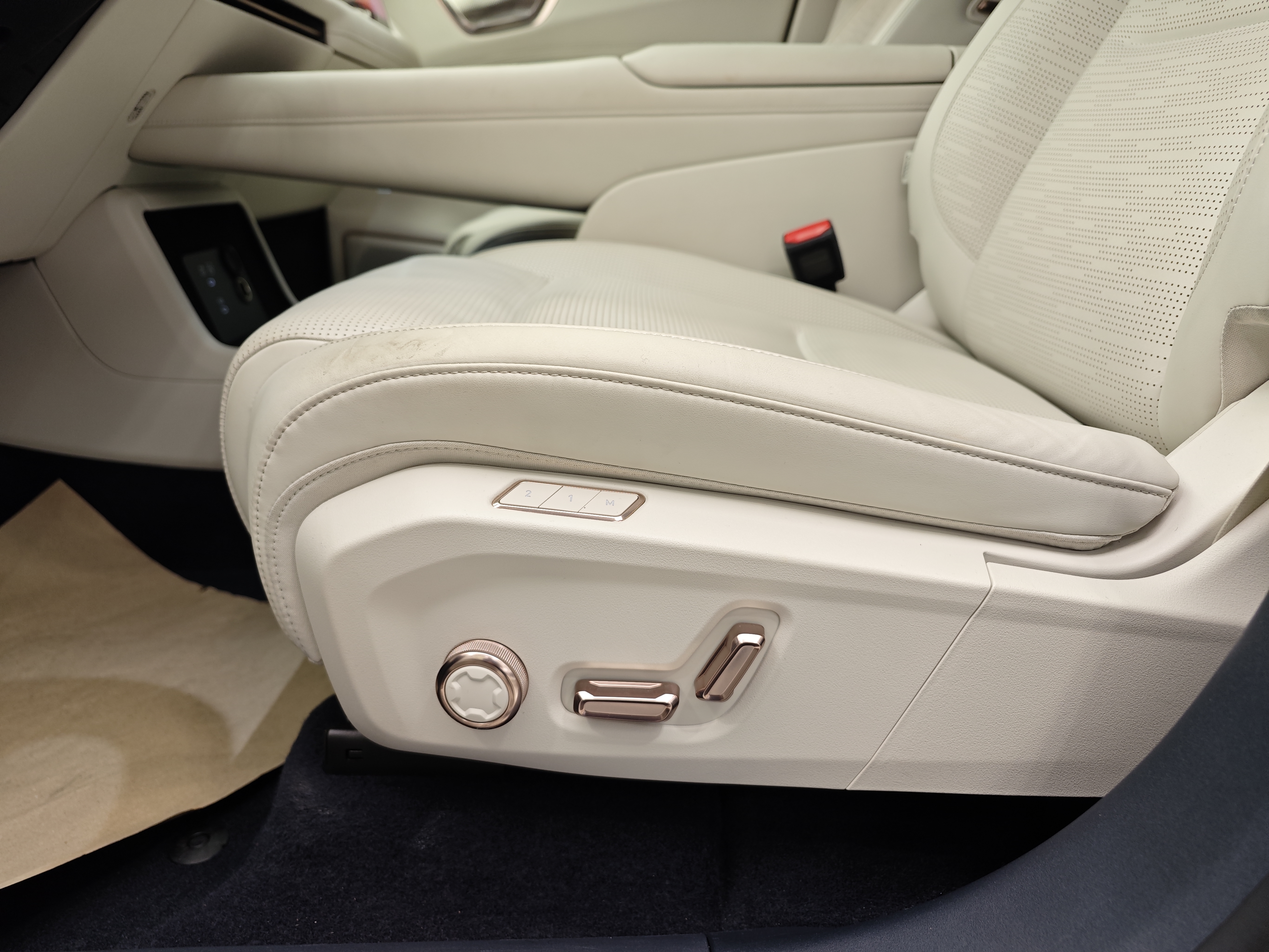 Lynk & Co 900 2025 car image #12