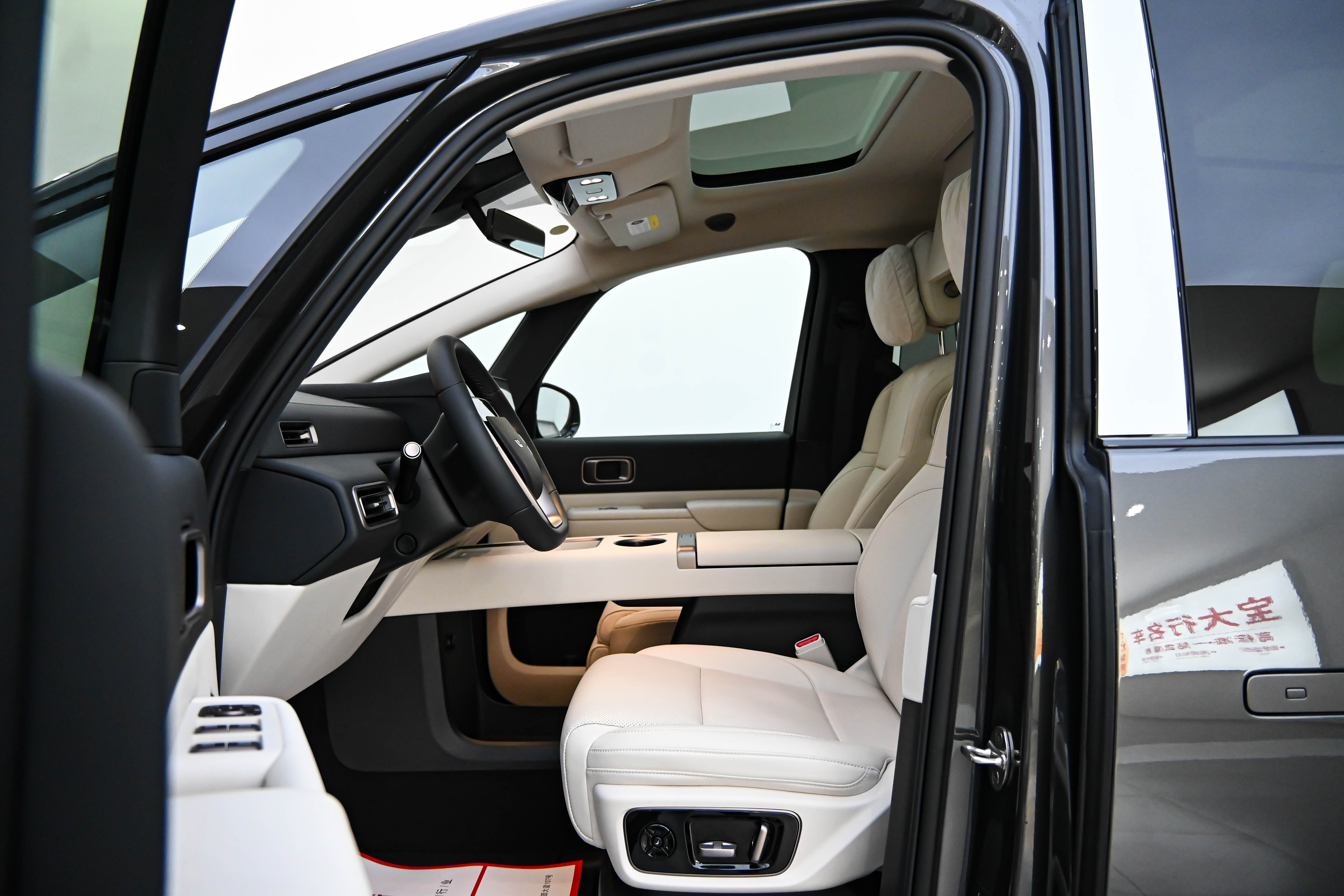 理想汽车 理想MEGA 2025 汽车图片 #12