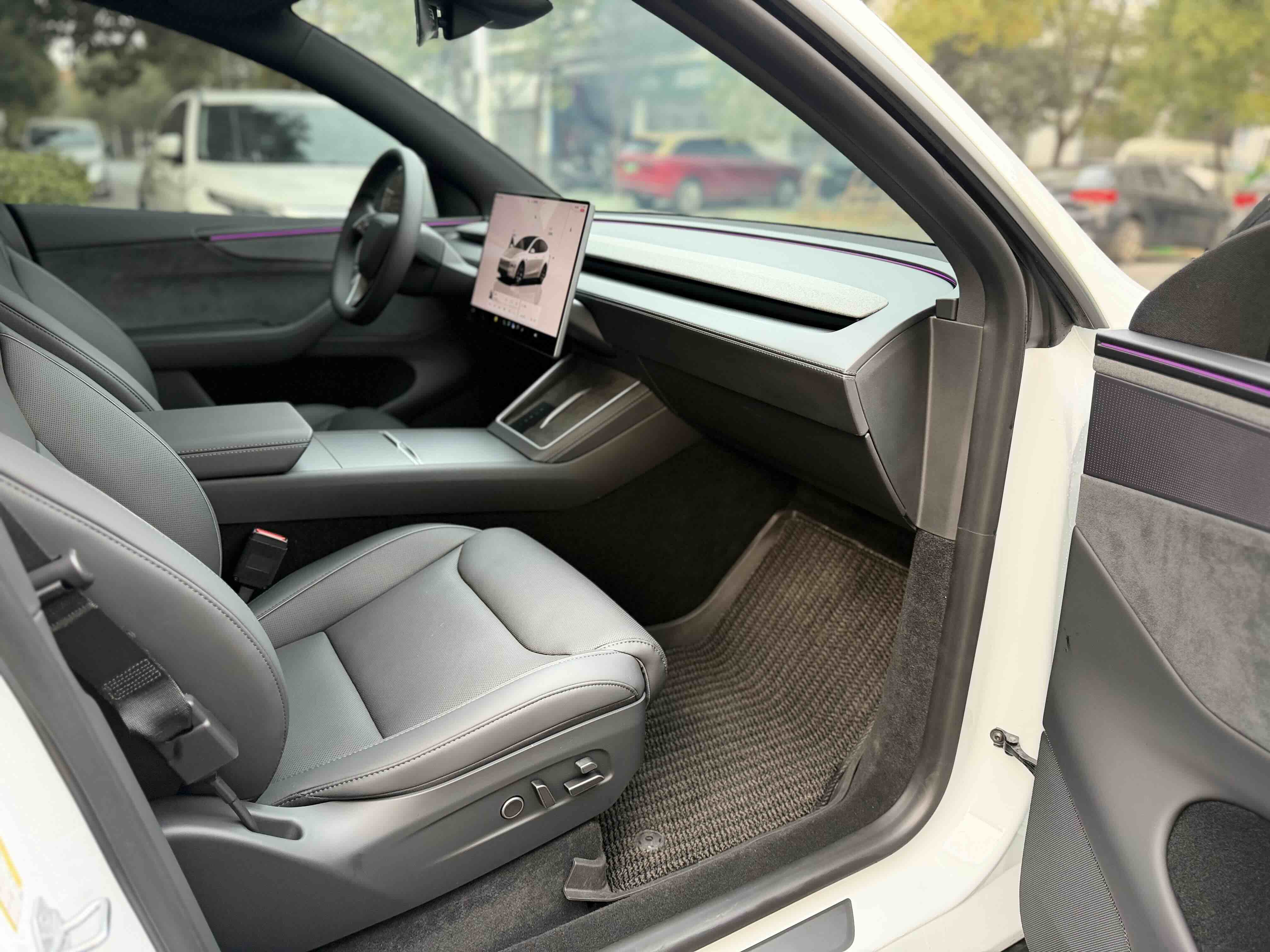 Tesla Model Y L 2025 image de voiture #12