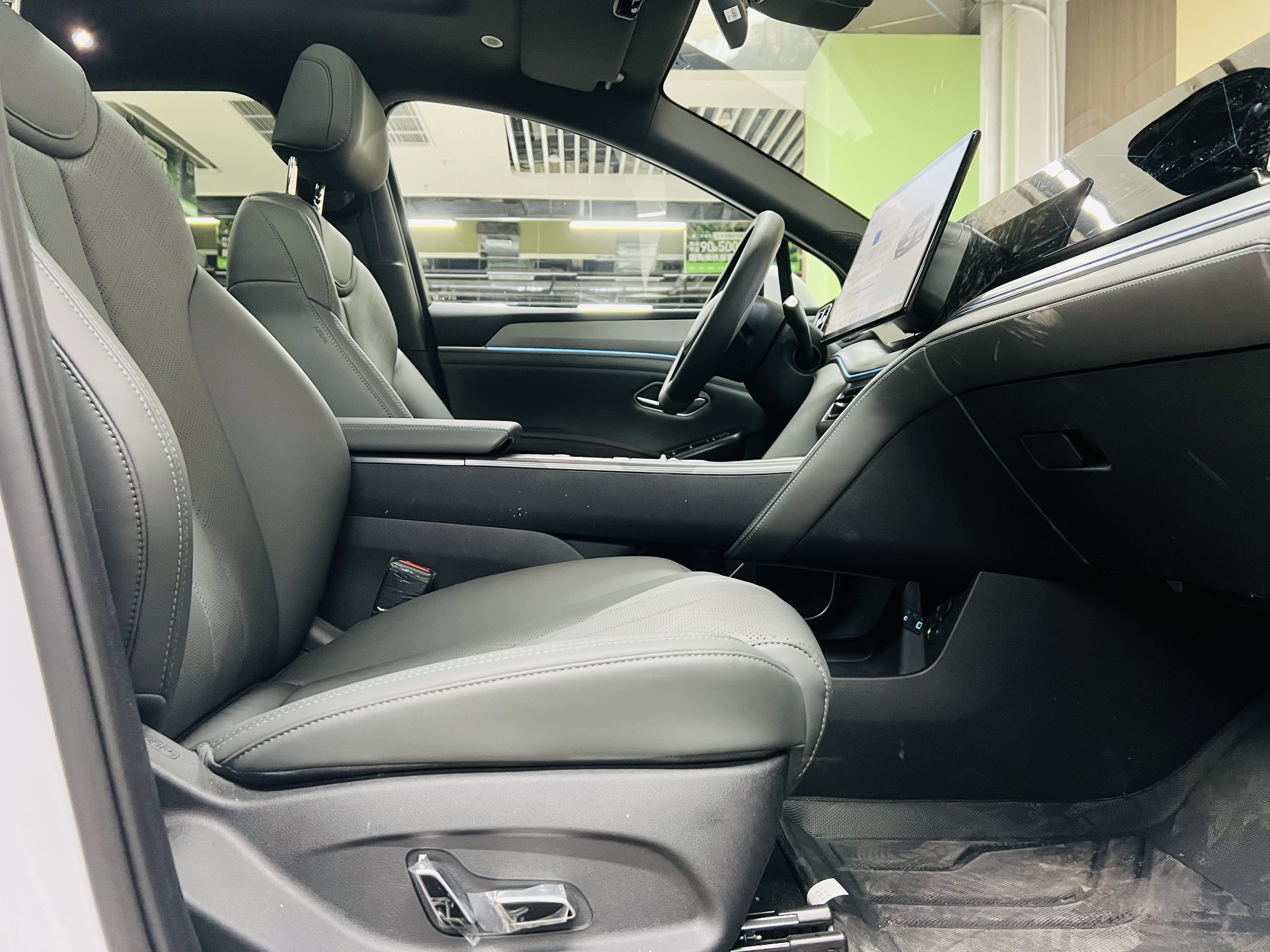 BYD SongL DM-i 2025 #12 BYD SongL DM-i 2025 car image #12