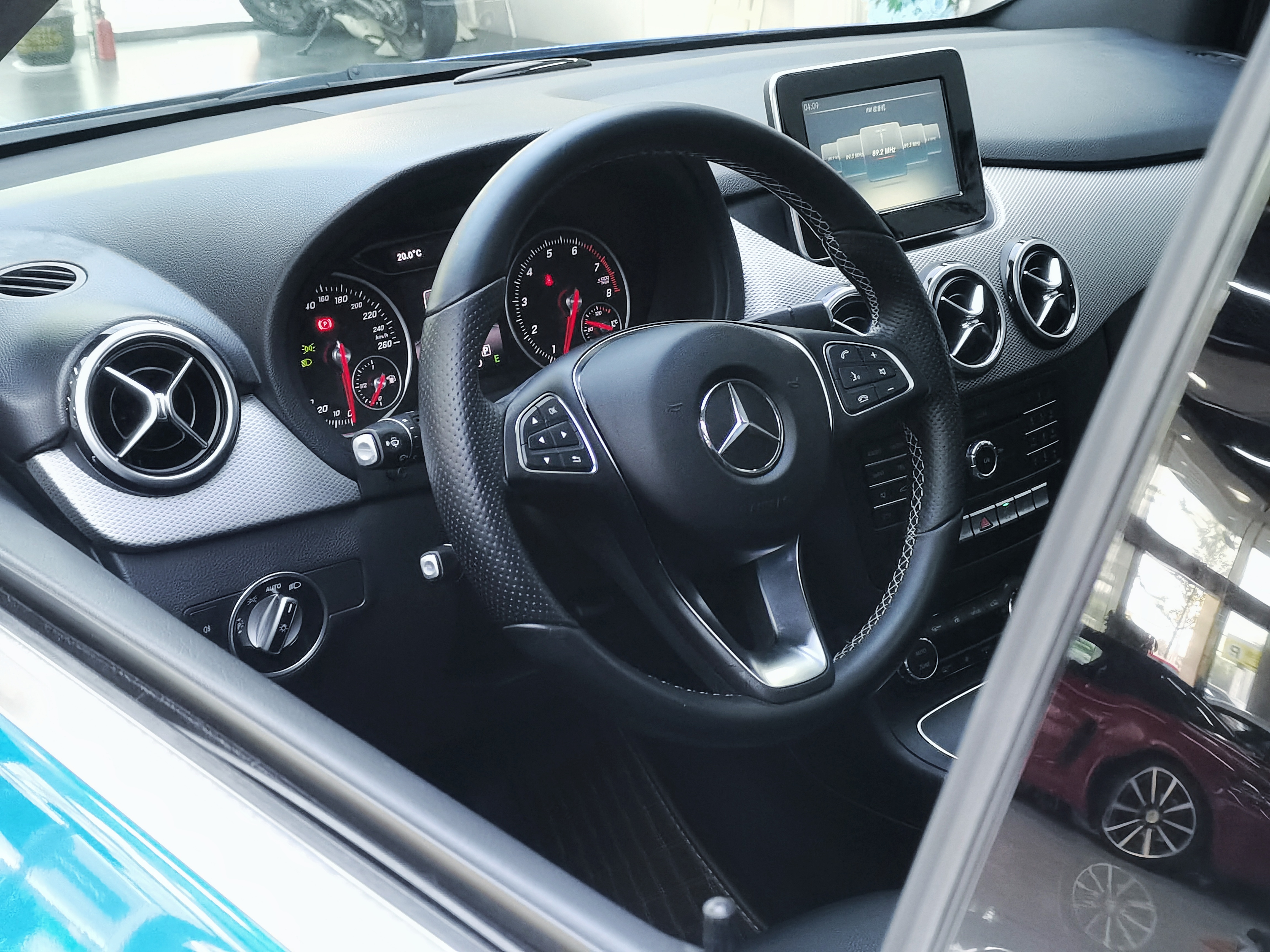 Mercedes-Benz B Class 2015 car image #12