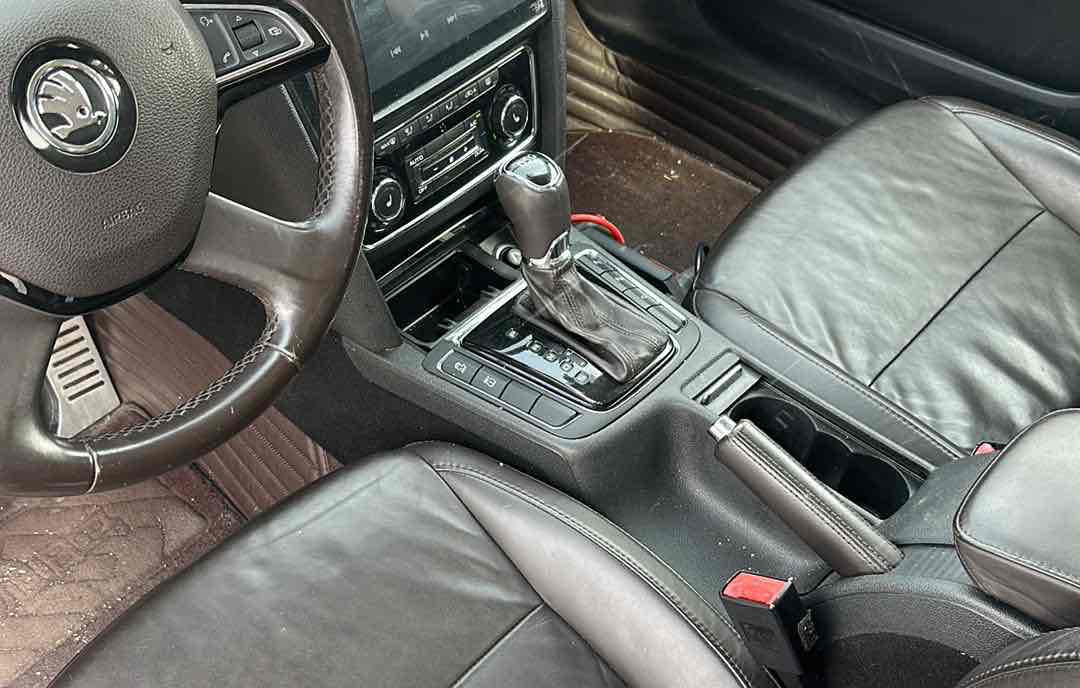 Skoda Superb Combi 2014 car image #12