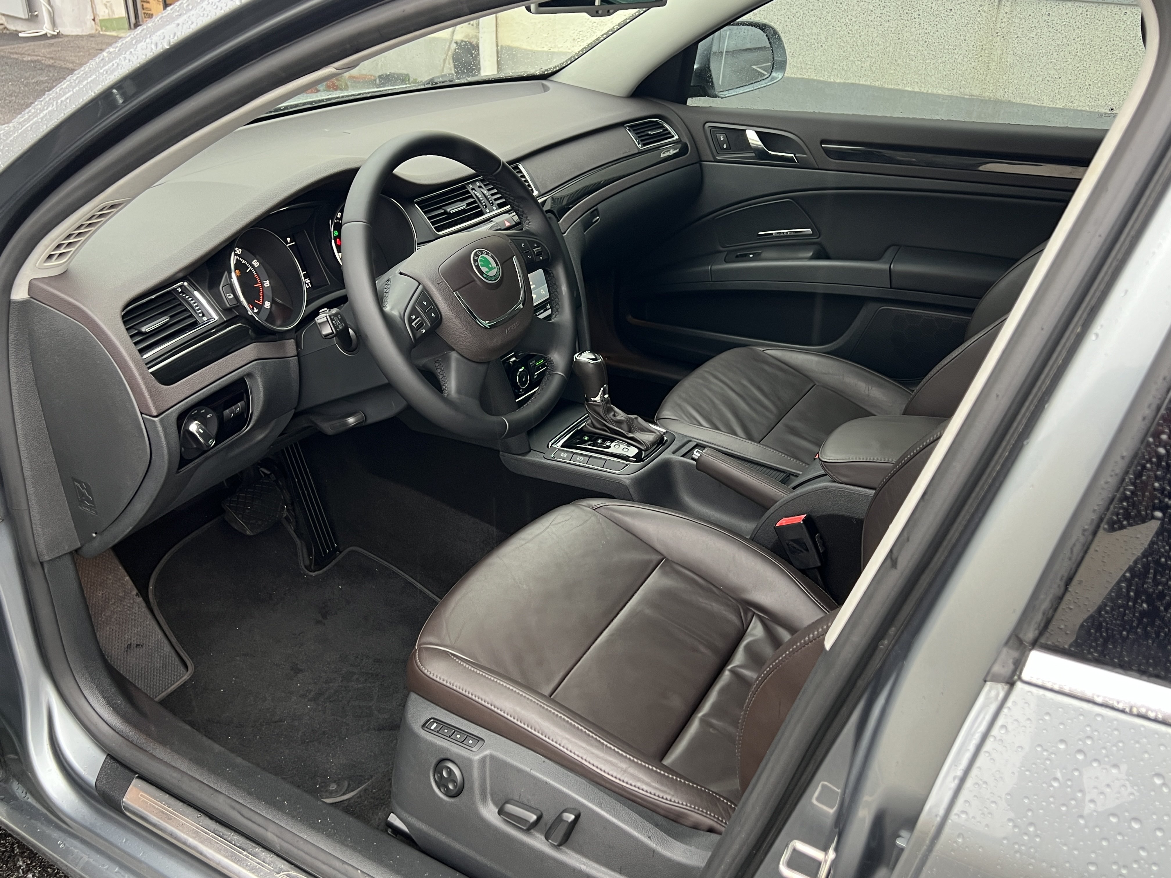 Skoda Superb Combi 2015 car image #12