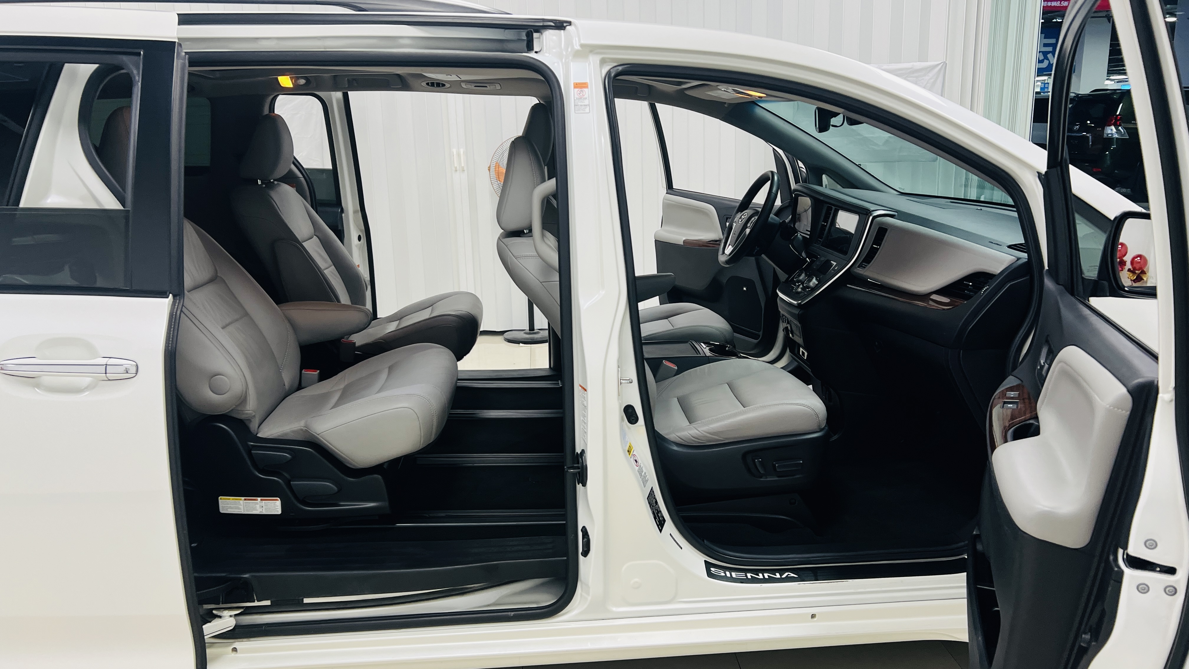 Toyota SIENNA 2016 car image #12