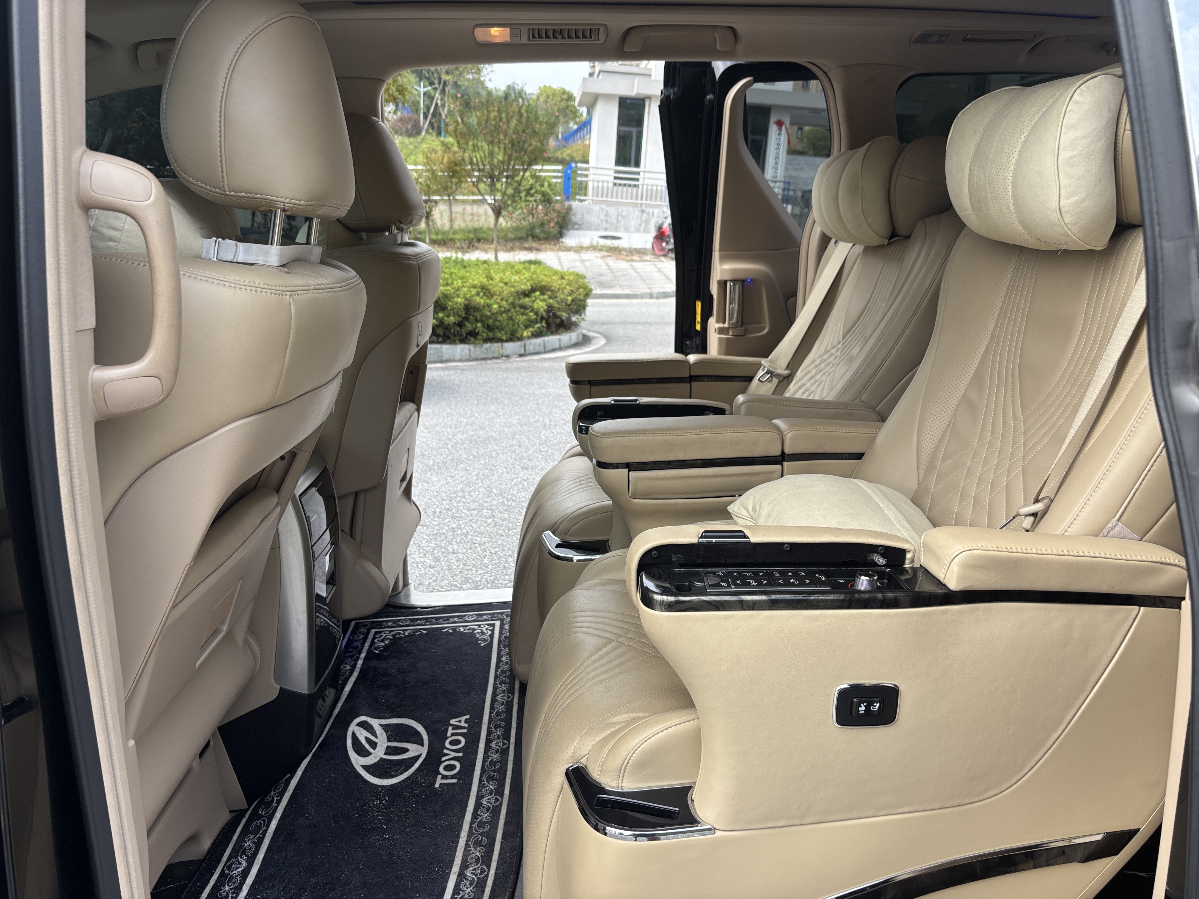 丰田 埃尔法 2011 汽车图片 #12