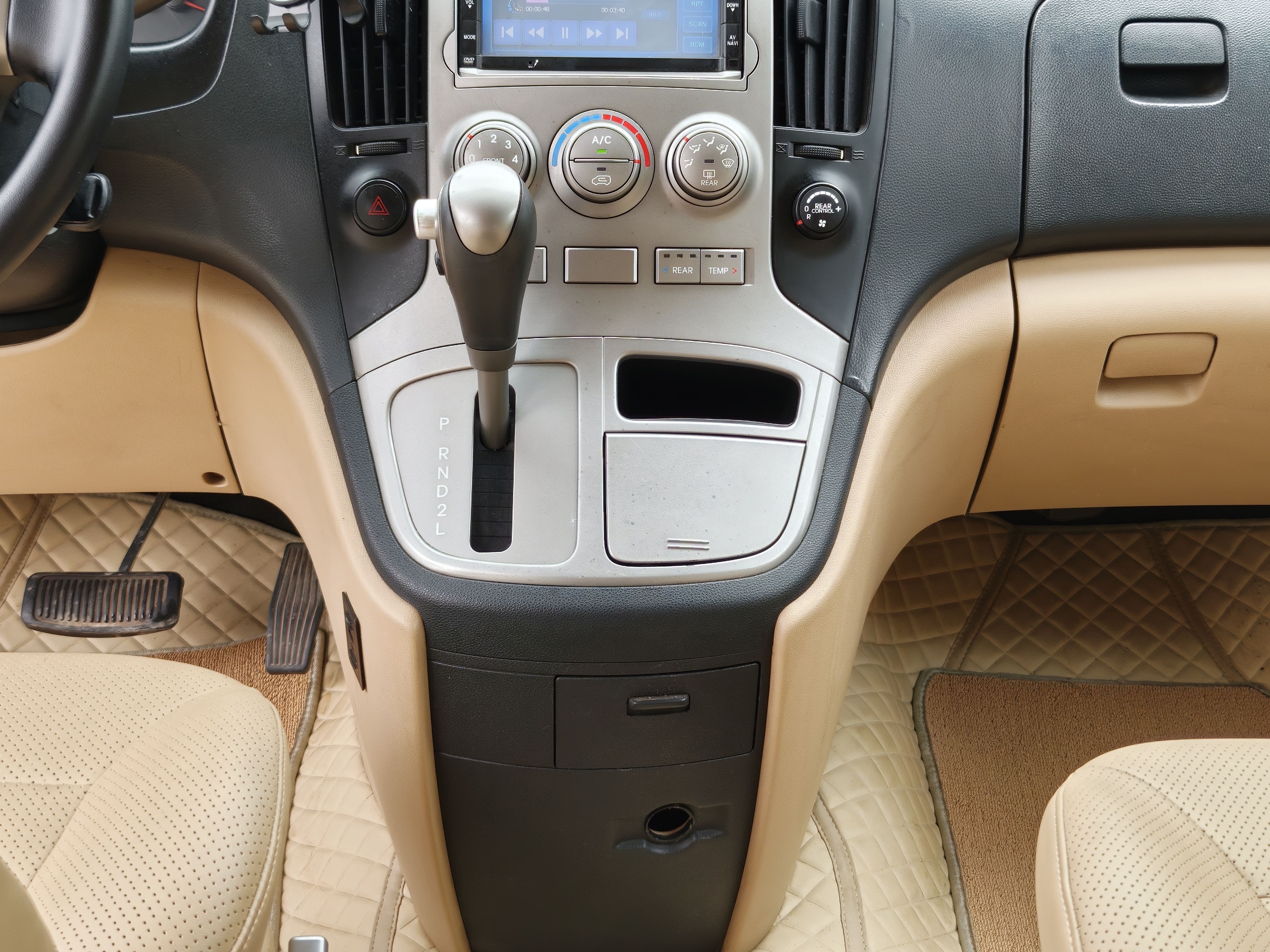 Hyundai H-1 2013 car image #12